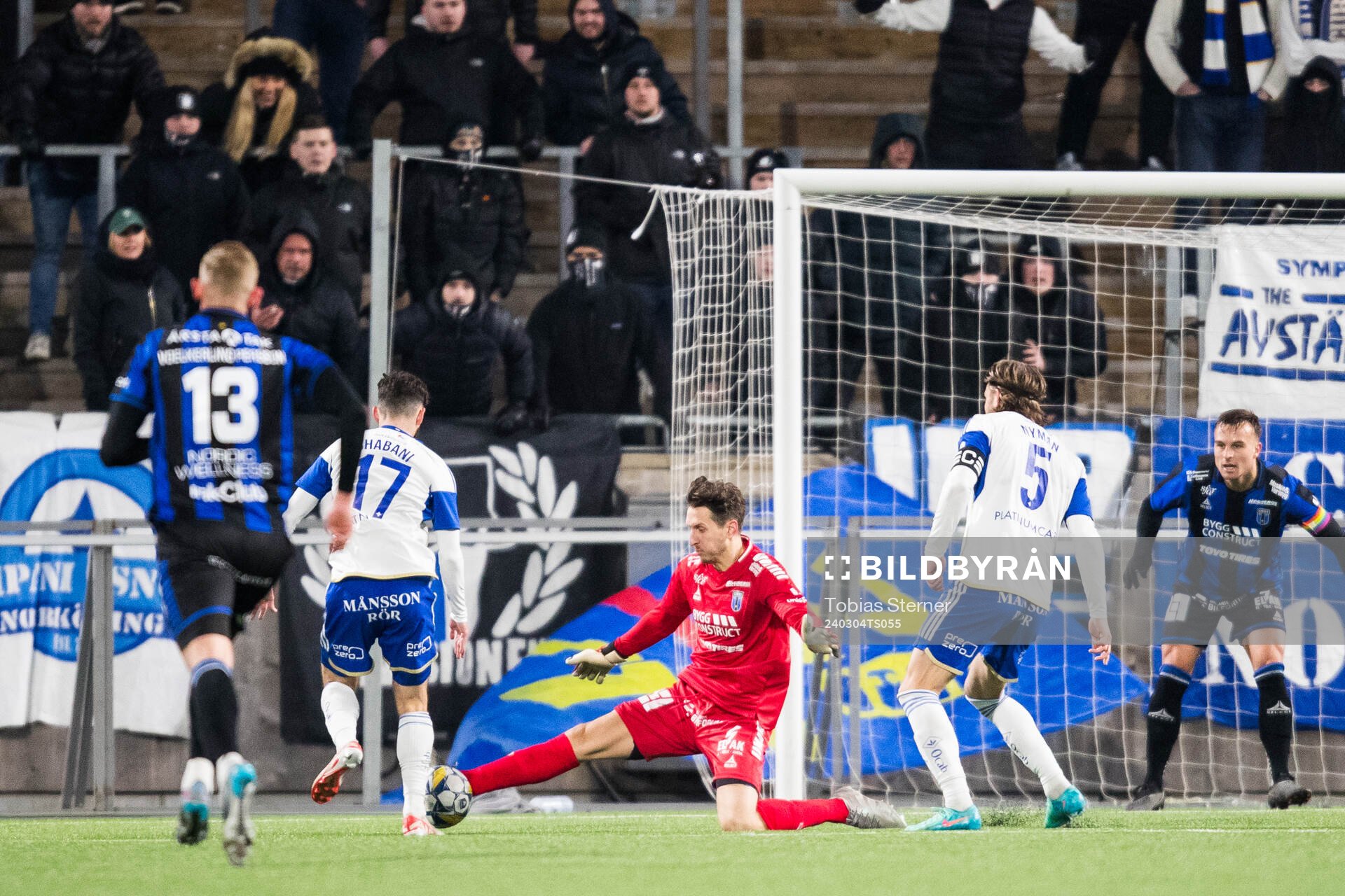 Sirius målvakt David Mitov Nilsson räddar mot IFK