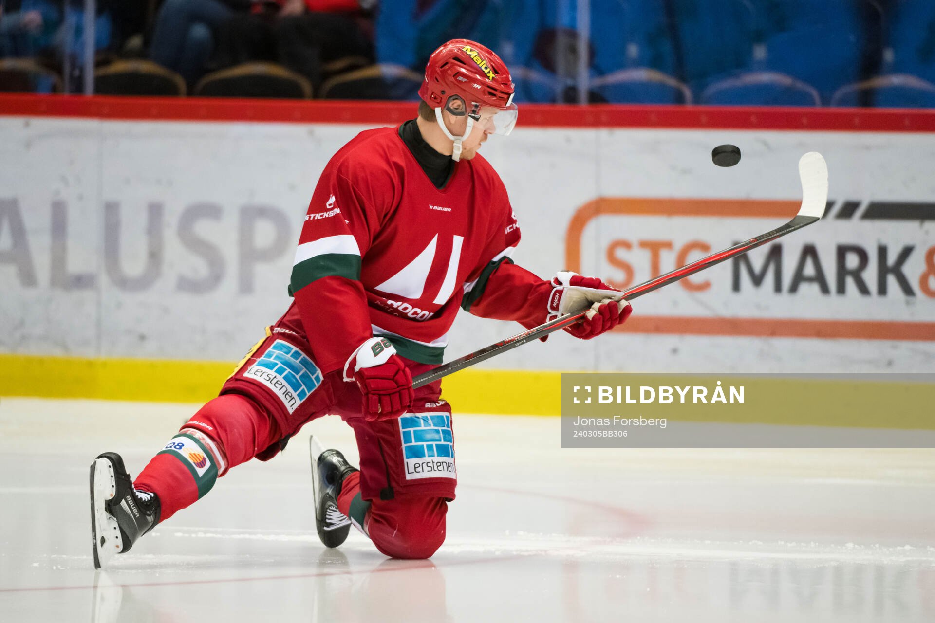 MoDos Mikkel Aagaard innan ishockeymatchen i SHL mellan