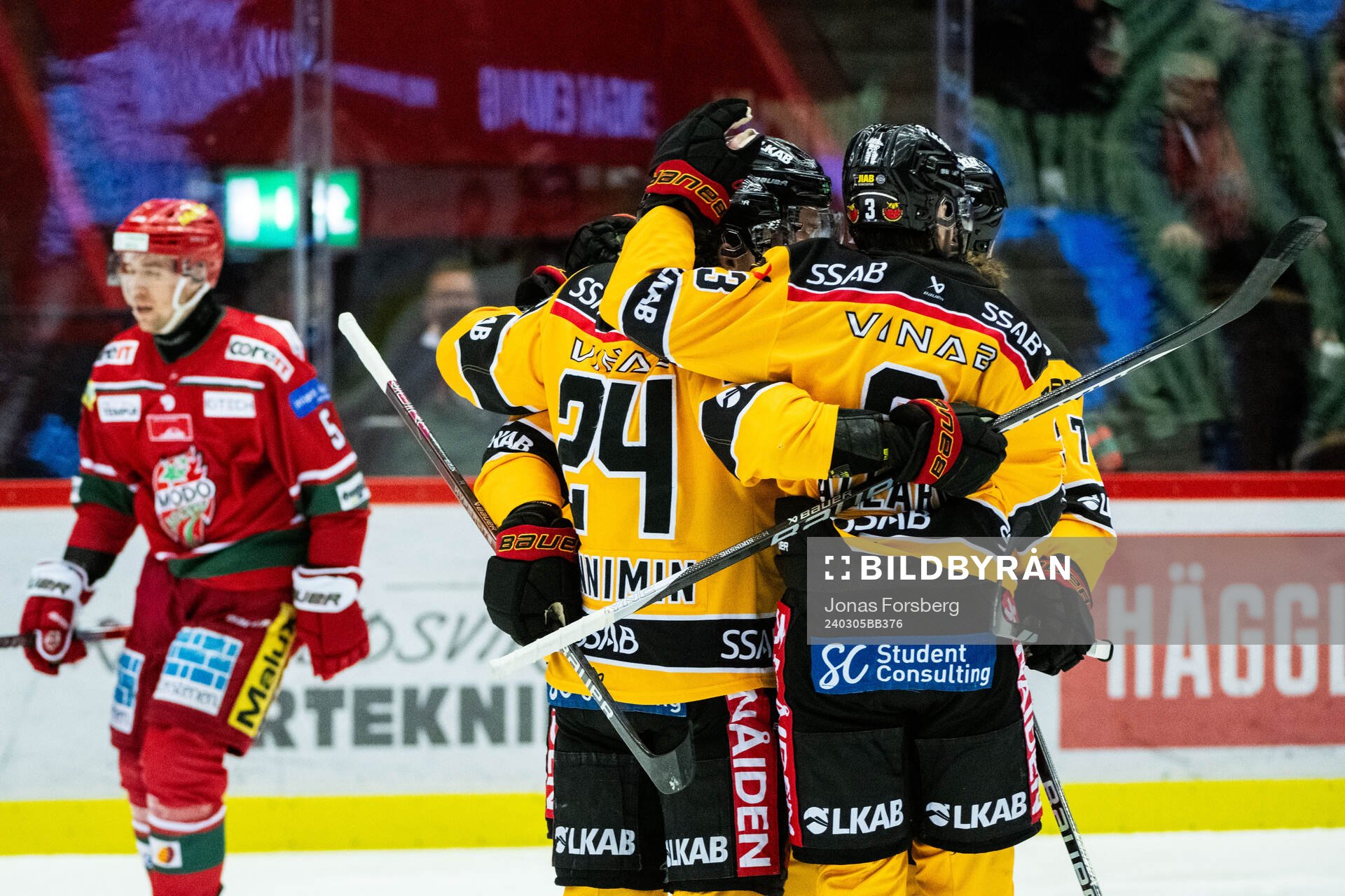 Luleås Pontus Själin jublar med lagkamrater