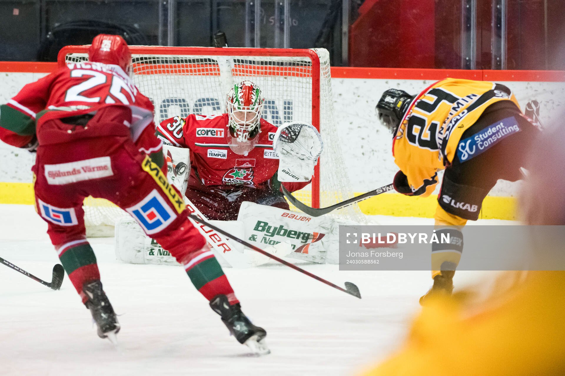 MoDos målvakt Lassi Lehtinen släpper in 2-3 av Brendan