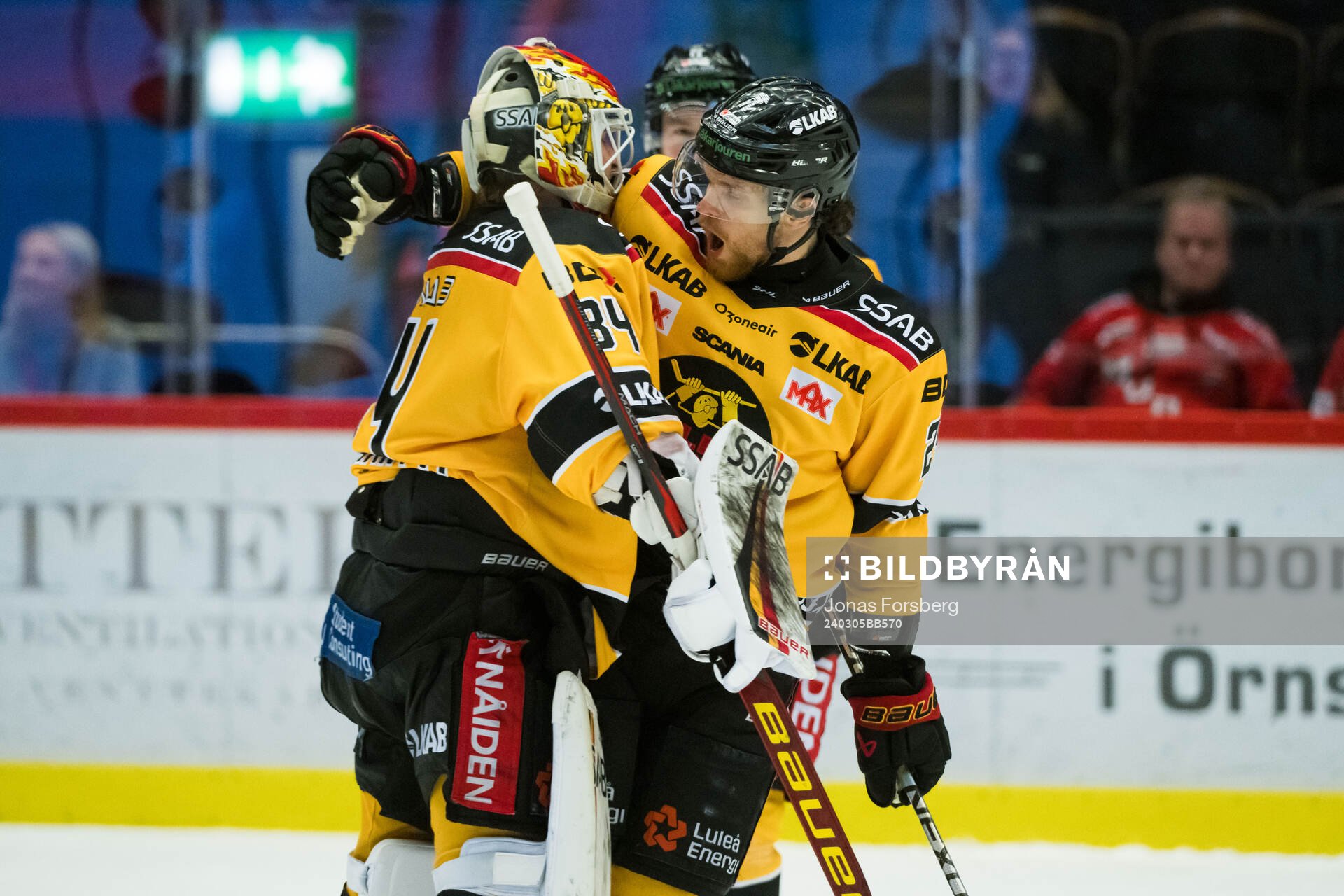 Luleås Jesper Sellgren jublar med målvakt Joel Lassinantti