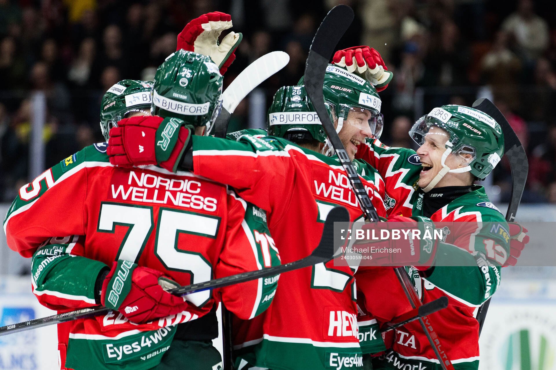 Frölundas Christian Folin jublar med lagkamrater