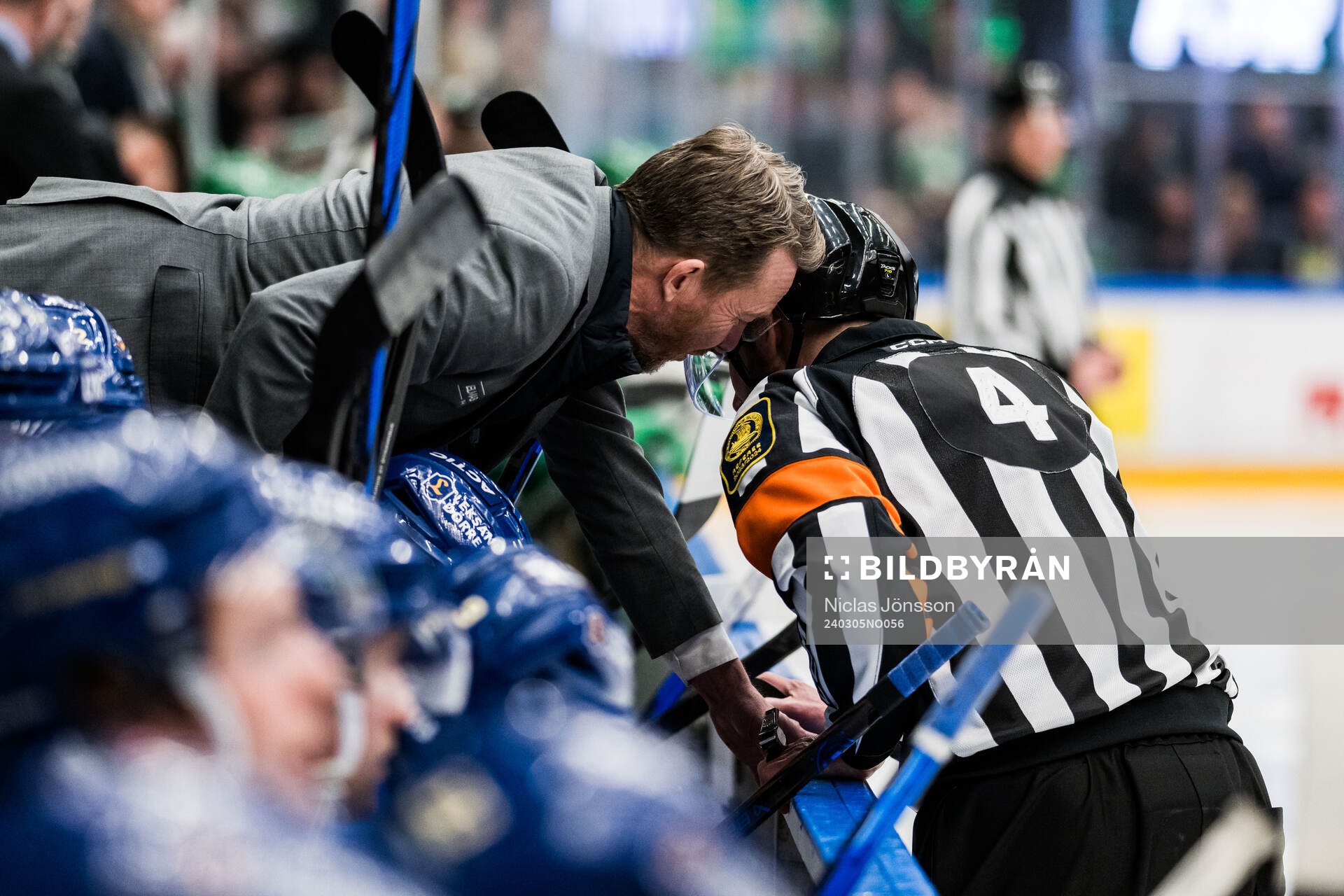 Leksands tränare Charles Berglund med Domare Marcus Linde