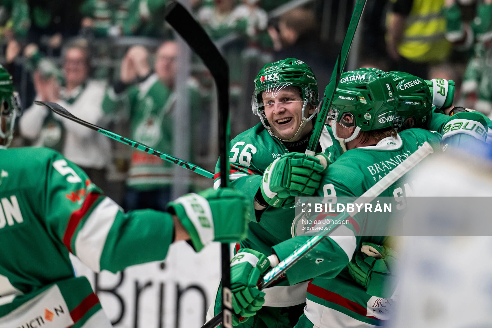 Rögles Adam Engström med Linus Sandin jublar