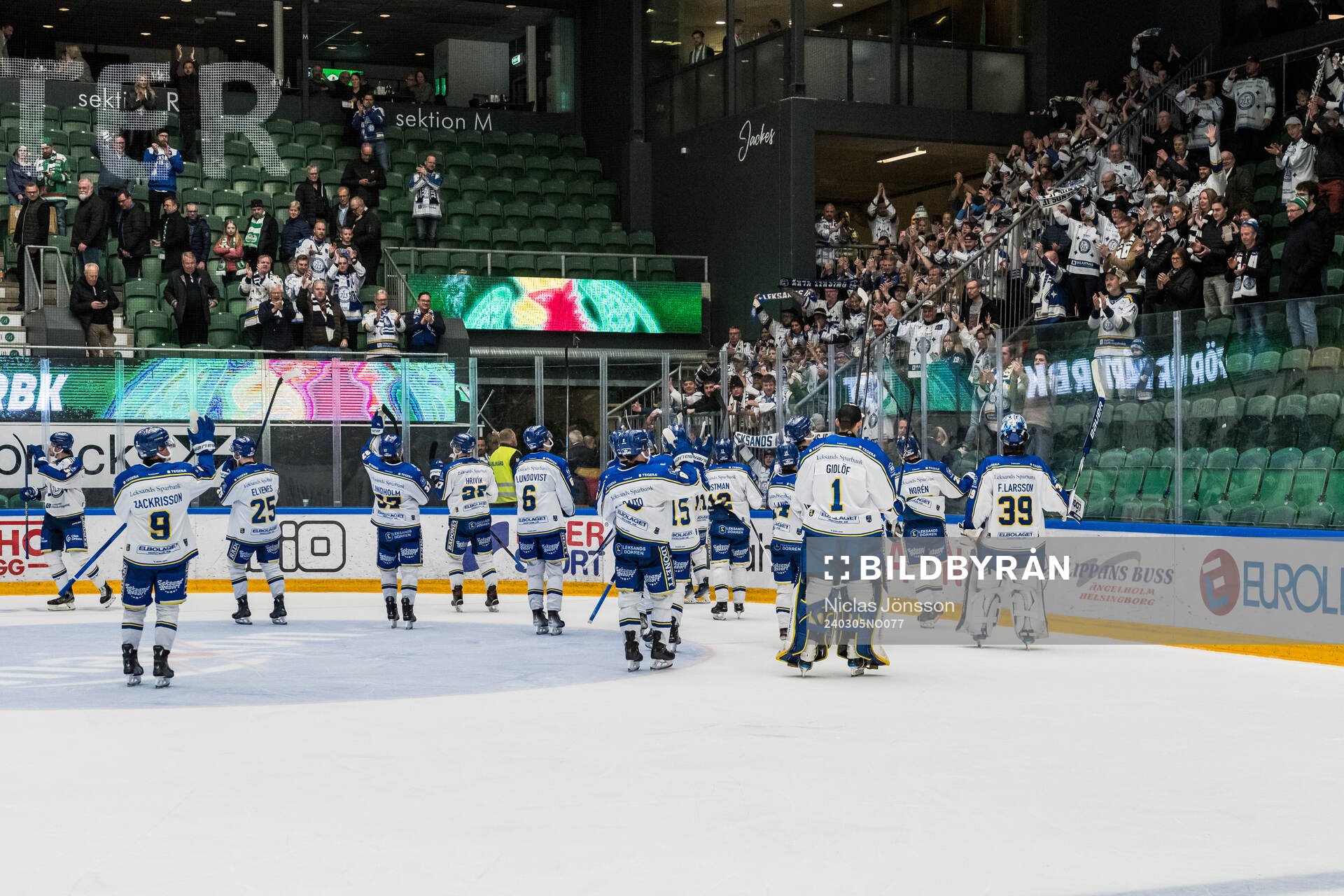 Leksands spelarna tackar supportrarna
