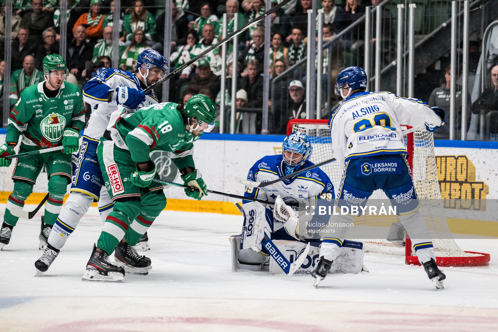 Rögles Dennis Everberg  framför Leksands målvakt Filip