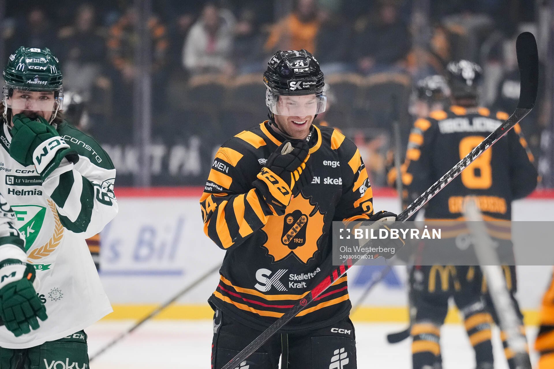 Färjestads Linus Johansson och Skellefteås Oscar Lindberg