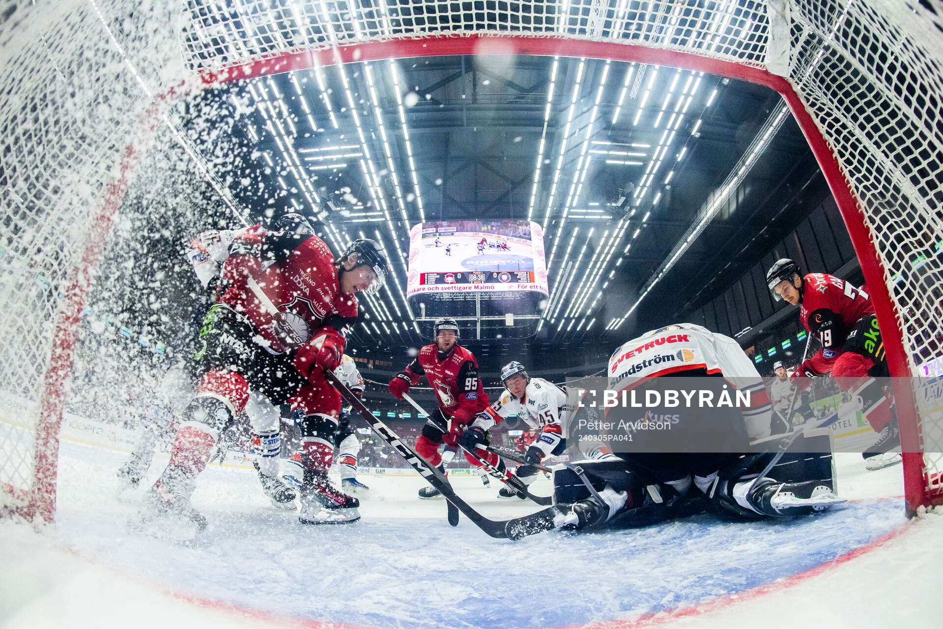 Malmö Redhawks Janne Kuokkanen gör 1-0 bakom målvakt