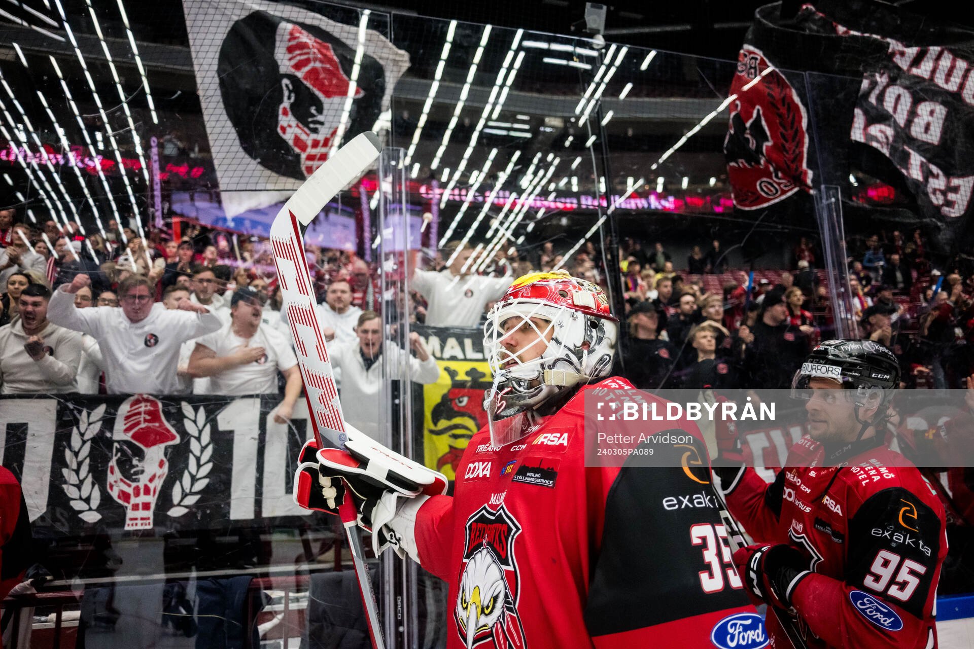 Malmö Redhawks målvakt Adam Werner och Carl Persson jublar