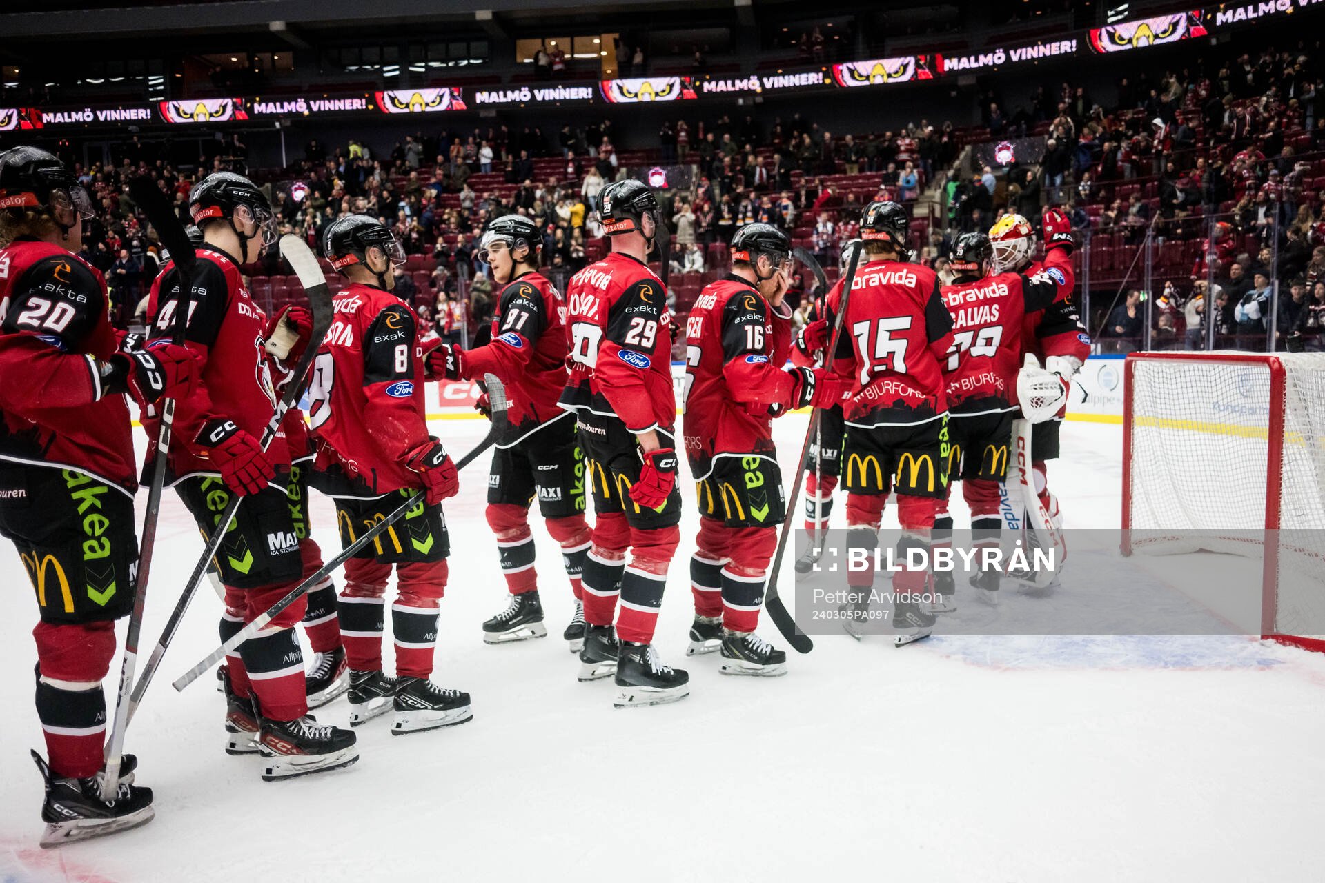 Malmö Redhawks målvakt Adam Werner jublar