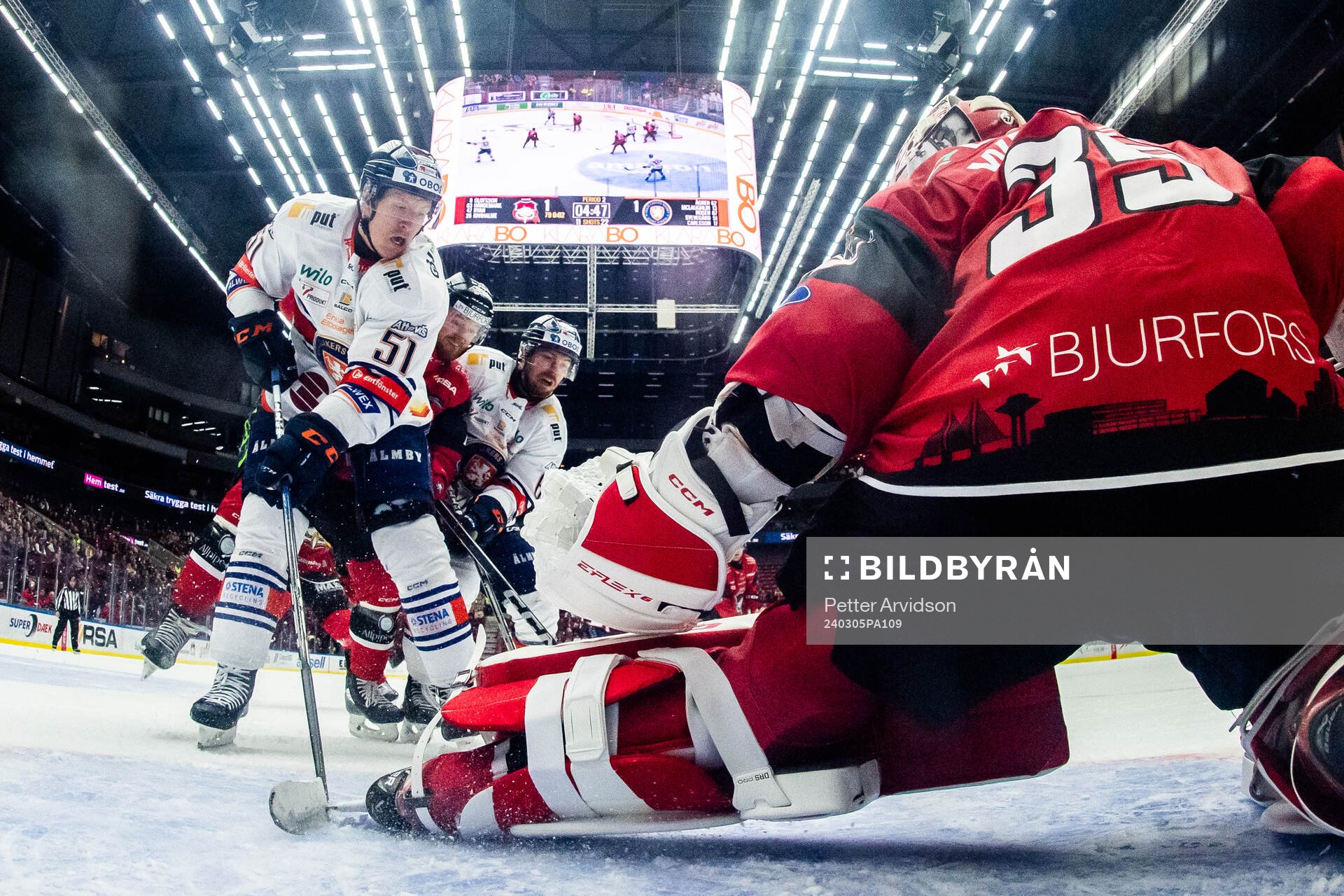 Växjös Emil Sylvegård oroar mot Malmö Redhawks målvakt