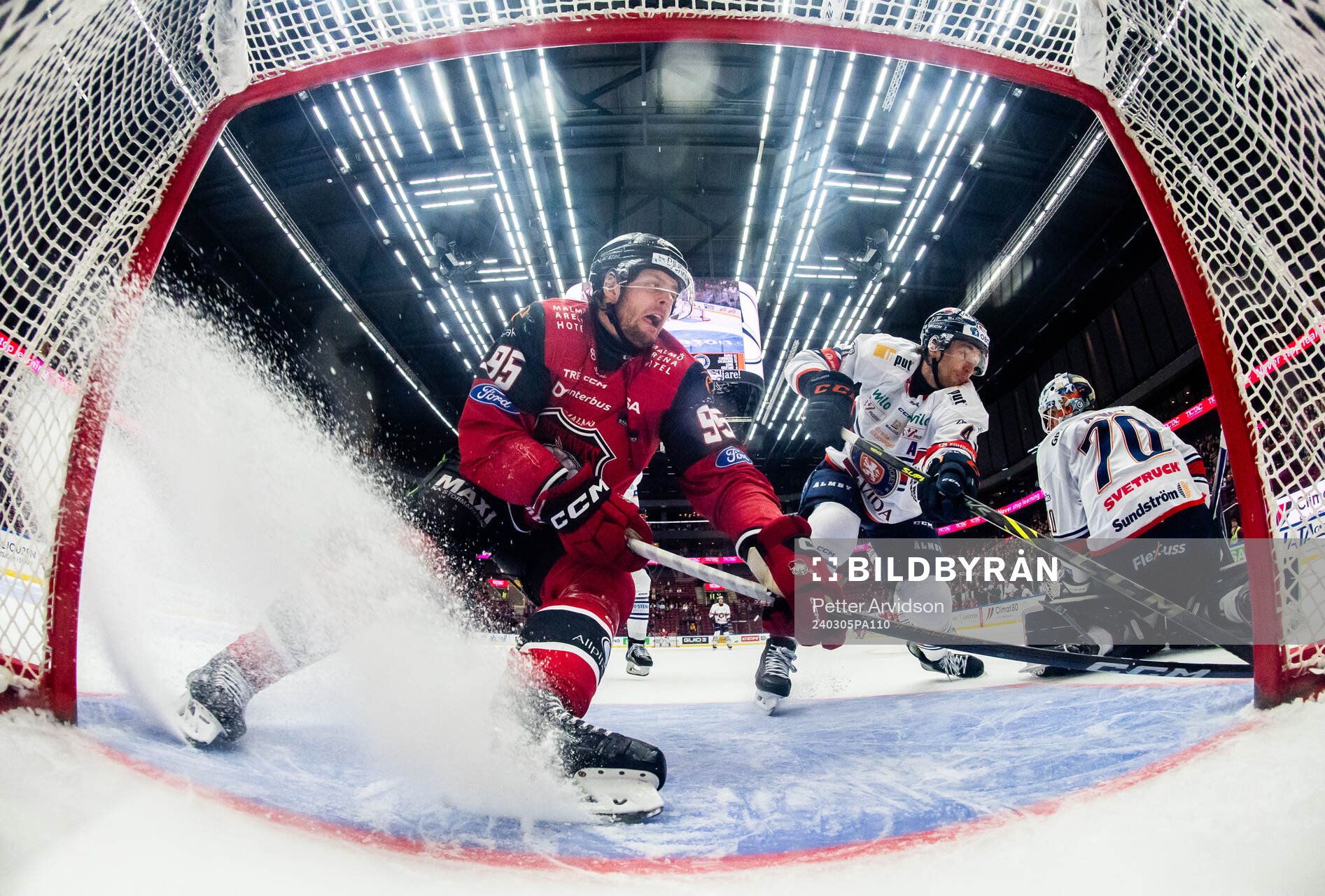 Malmö Redhawks Carl Persson oroar mot Växjös Keegan Lowe
