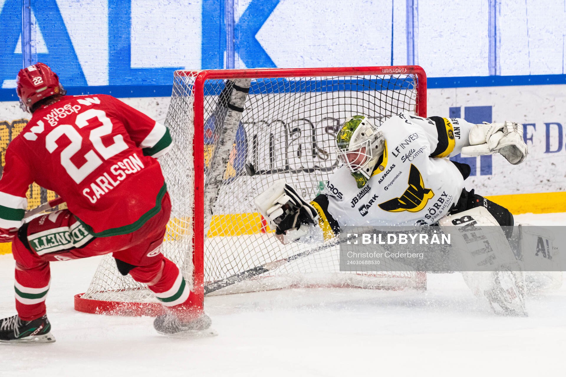 Moras Måns Carlsson gör 3-1 på Västerås målvakt