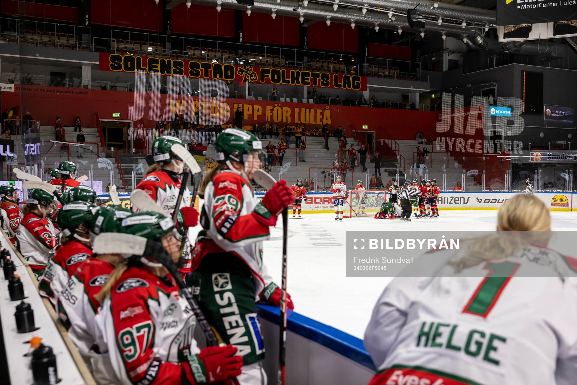 Frölundas  spelare i förgrunden av matchen