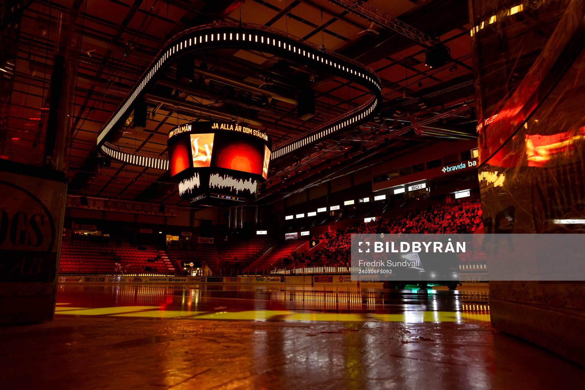 Isen spolas innan semifinal två i SDHL mellan Luleå och