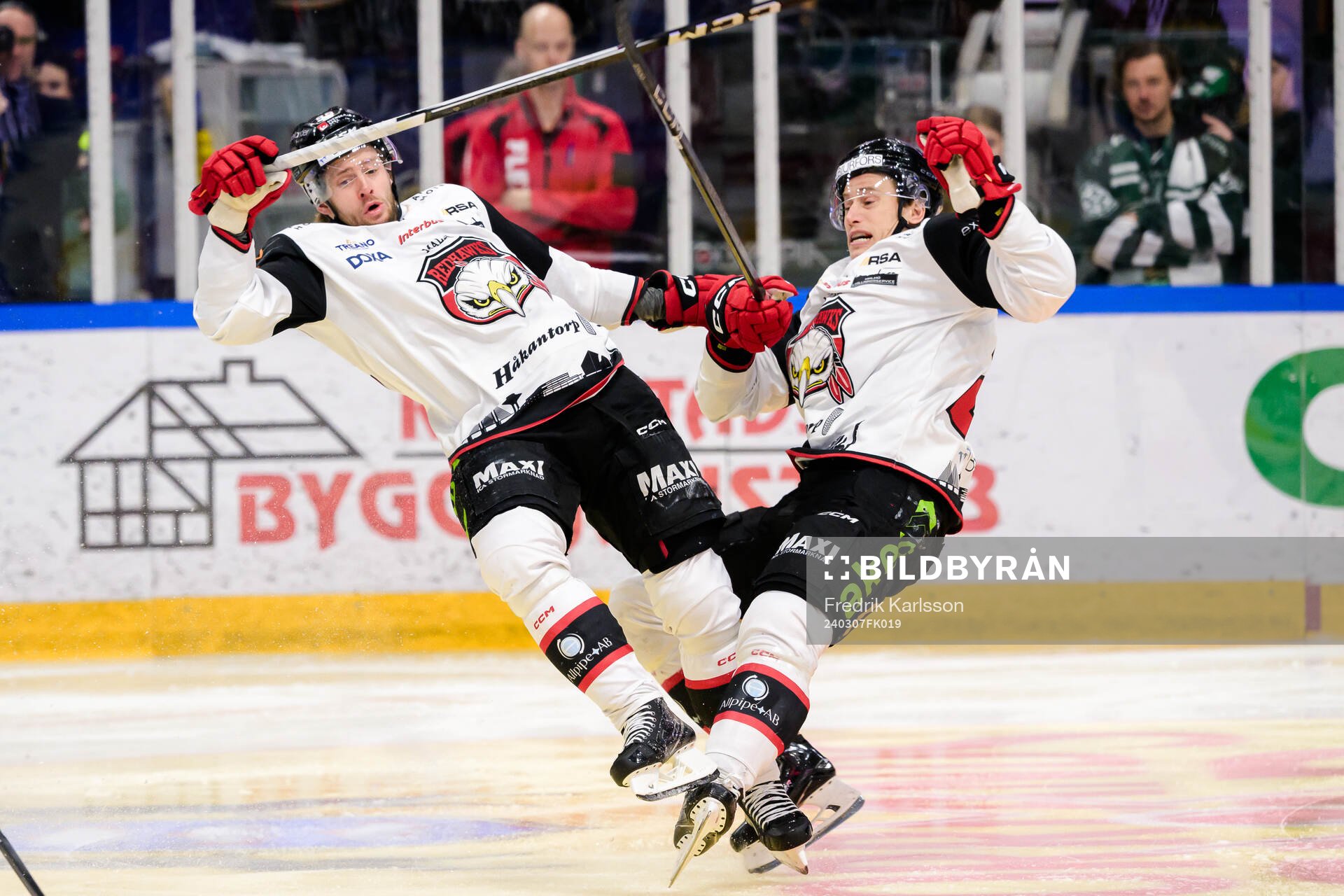 Malmö Redhawks Carl Persson och Robin Alvarez kolliderar