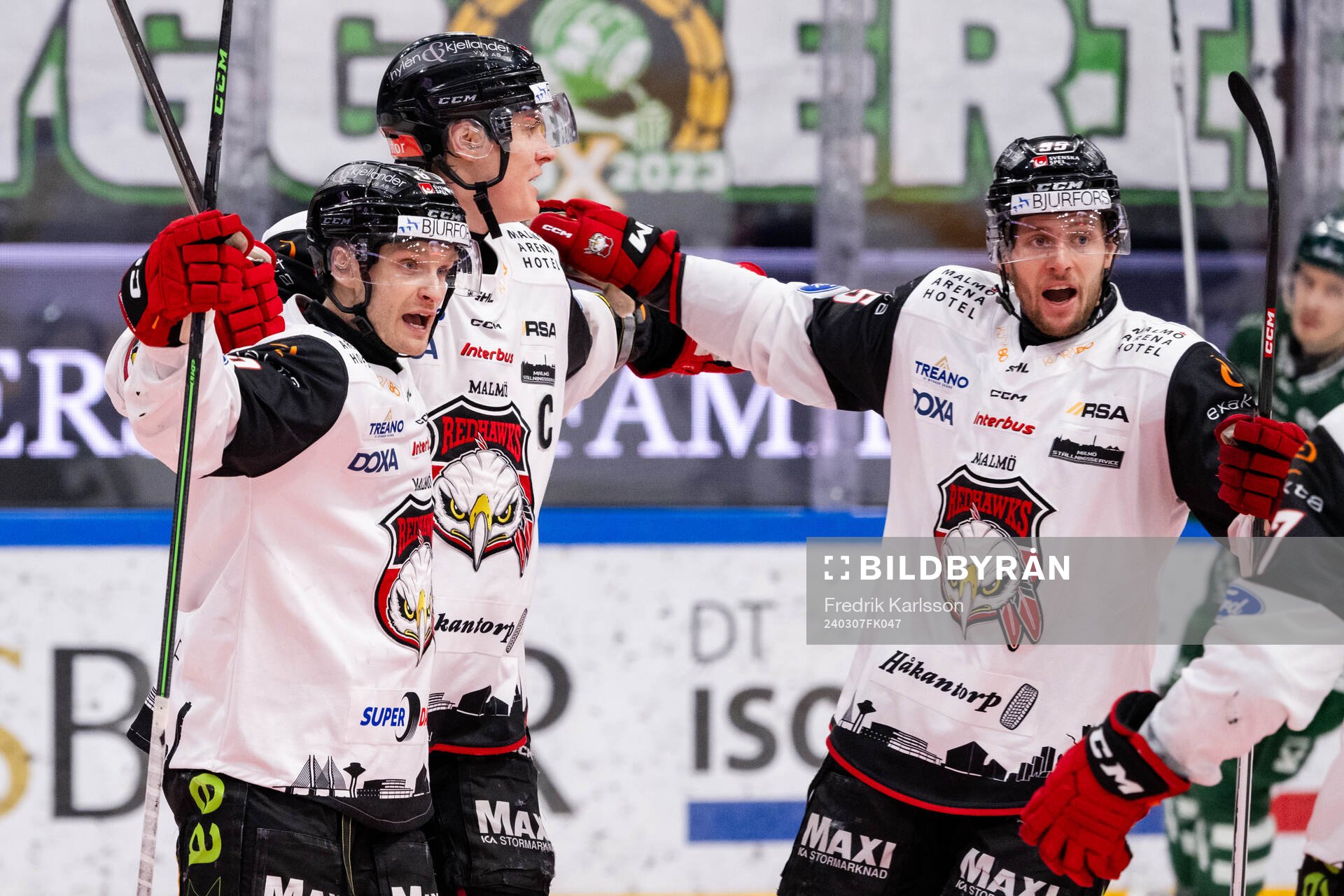 Malmö Redhawks Johan Olofsson och Carl Persson jublar