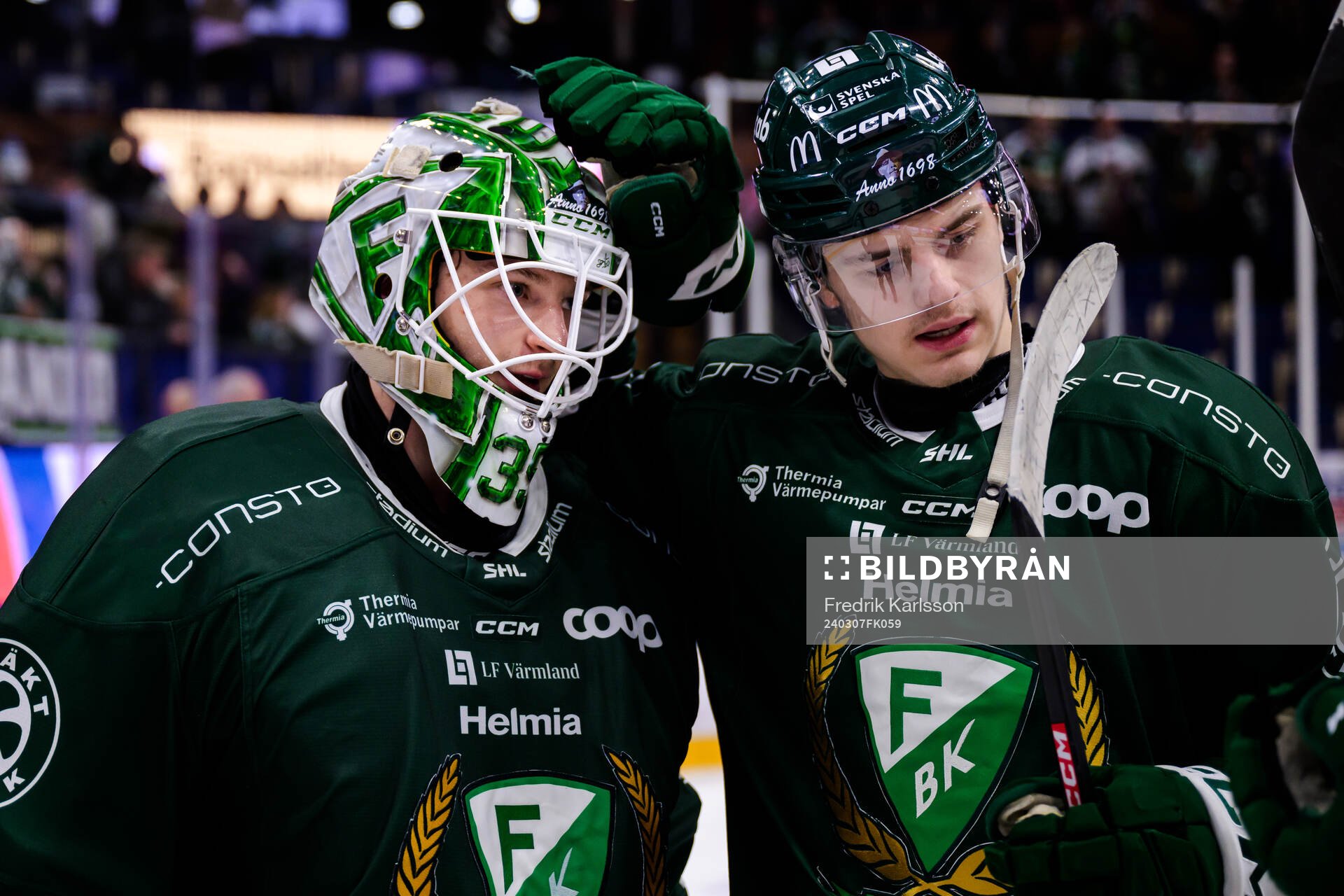 Färjestads målvakt Carl Lindbom och Lucas Forsell jublar
