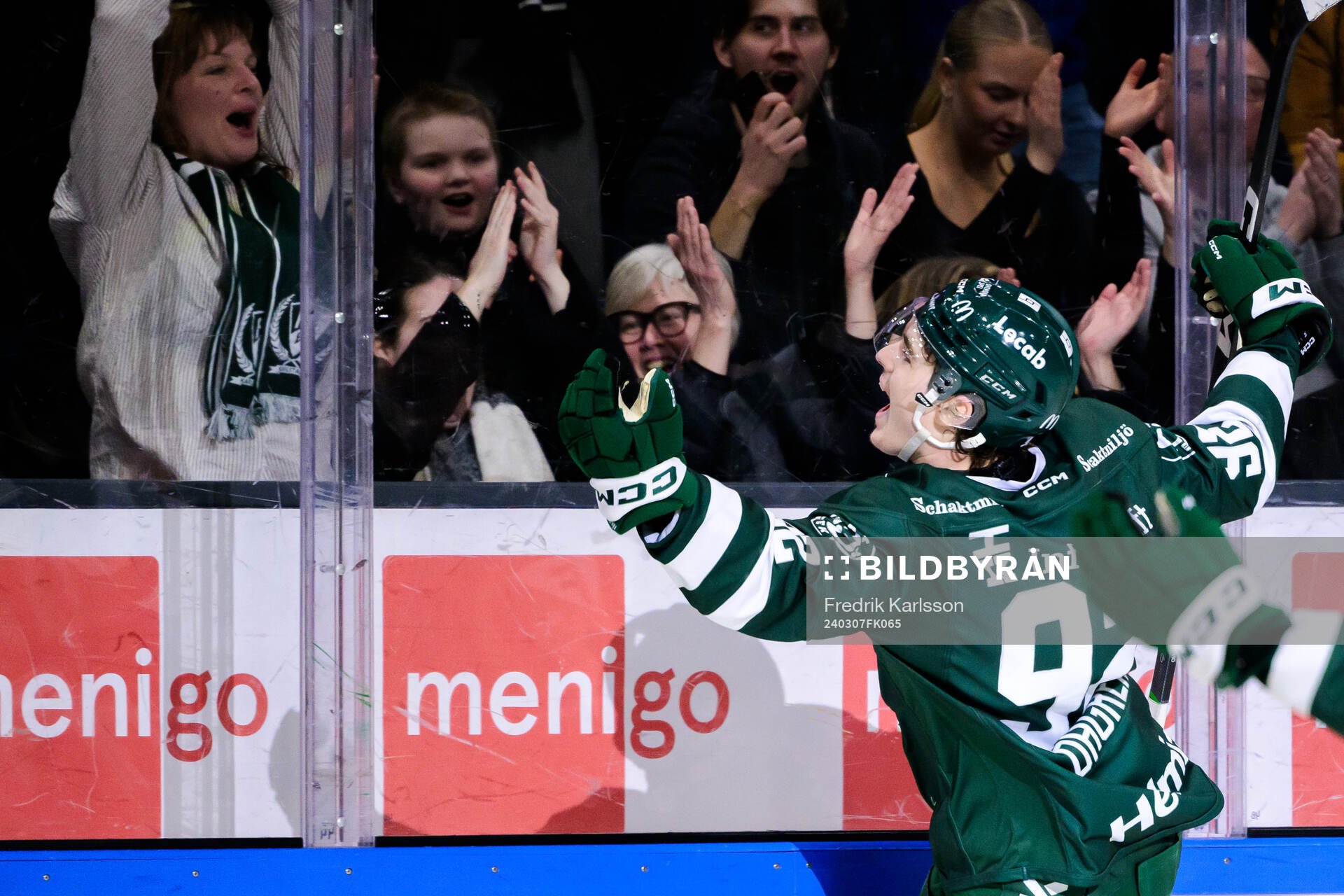 Färjestads Liam Öhgren jublar