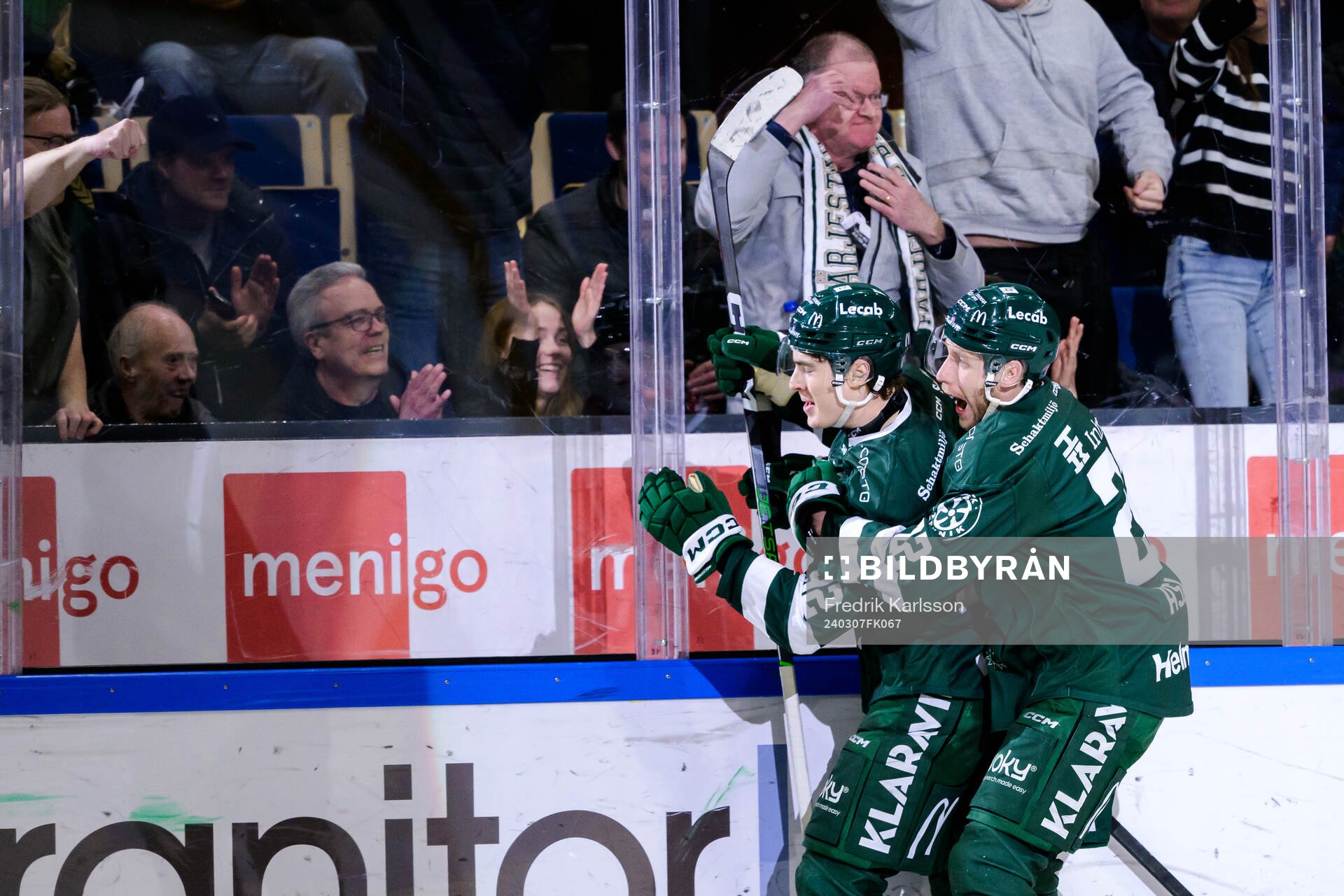 Färjestads Liam Öhgren och Per Åslund jublar