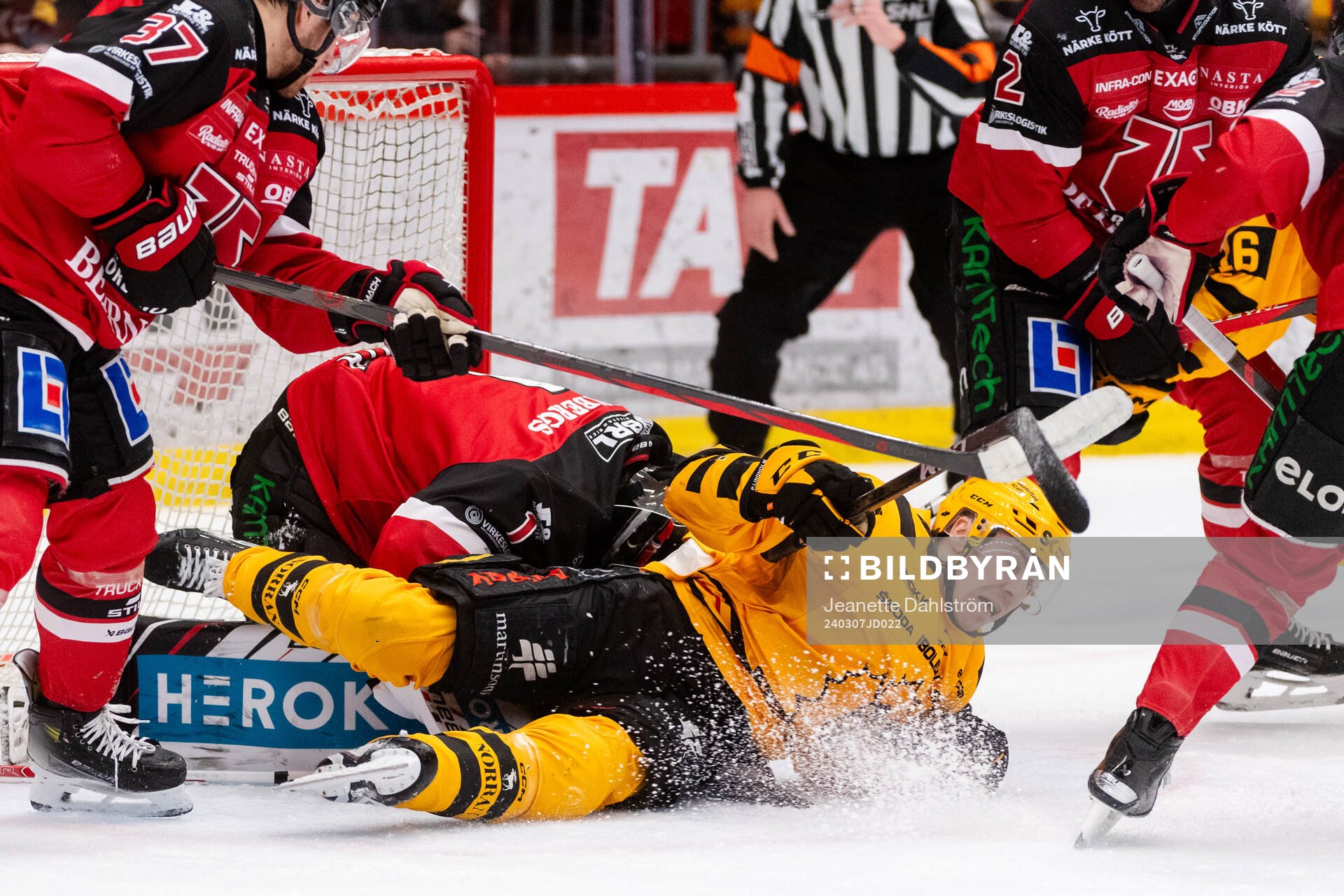 Skellefteås Pär Lindholm oroar framför Örebros målvakt