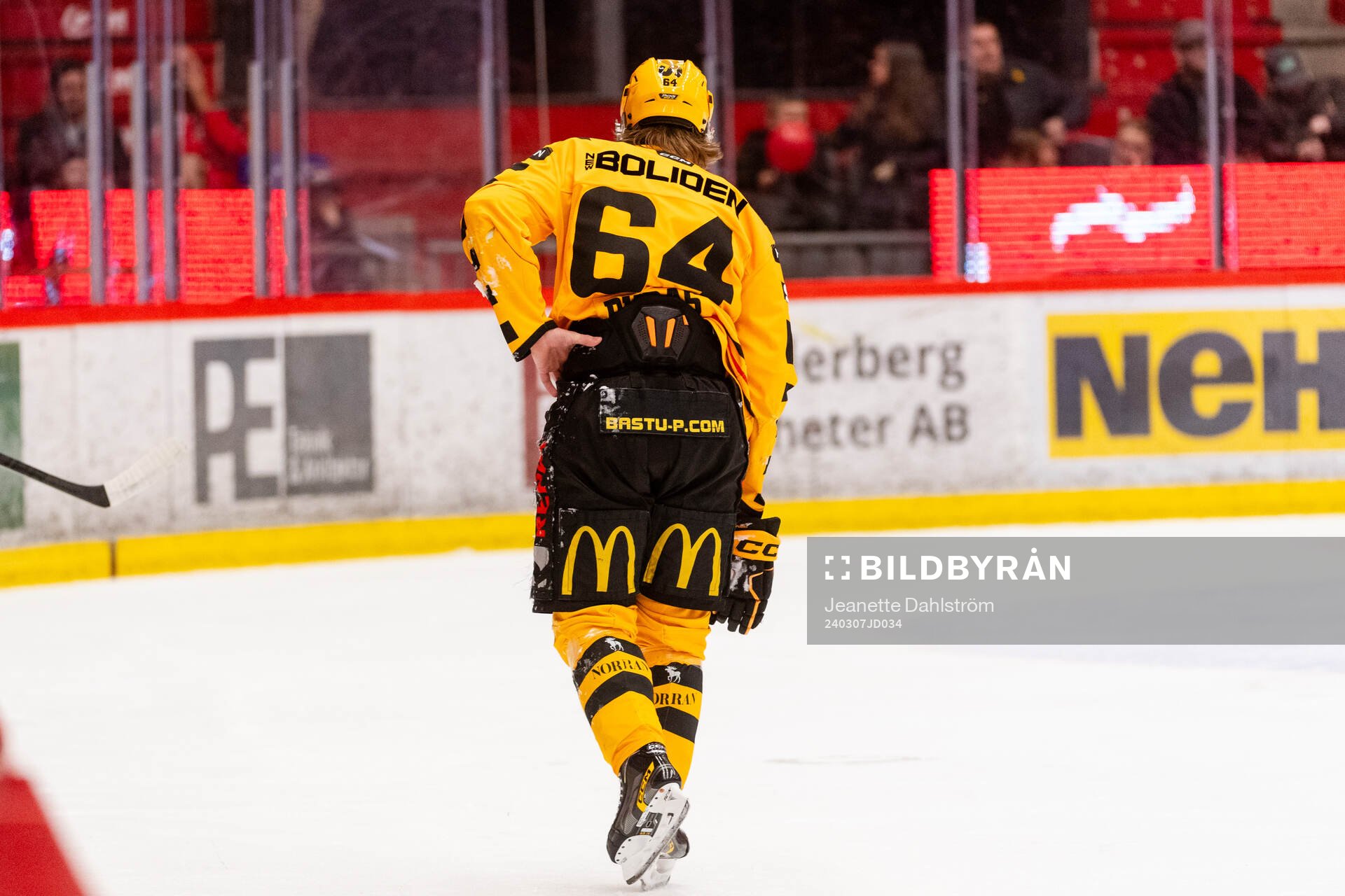 Skellefteås Jonathan Pudas lämnar isen