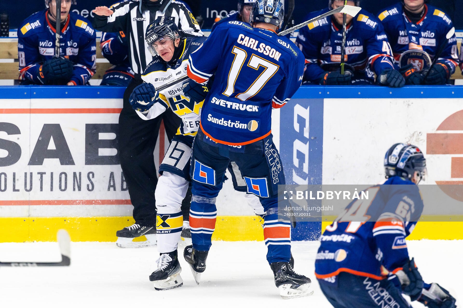 HV71s Herman Hansson blir tacklad av Växjös Gabriel