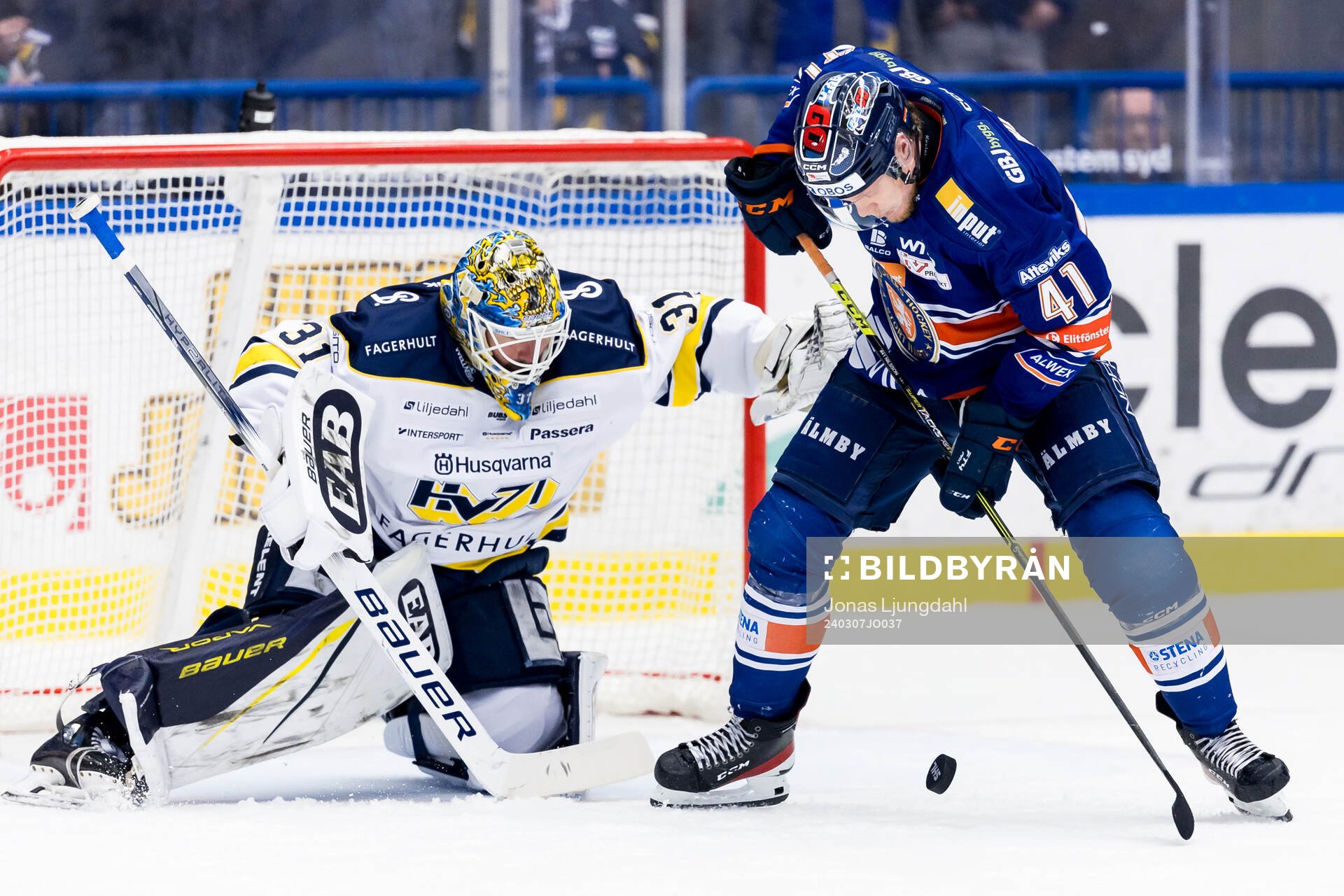 HV71s målvakt Joni Ortio och Växjös Ludvig Nilsson