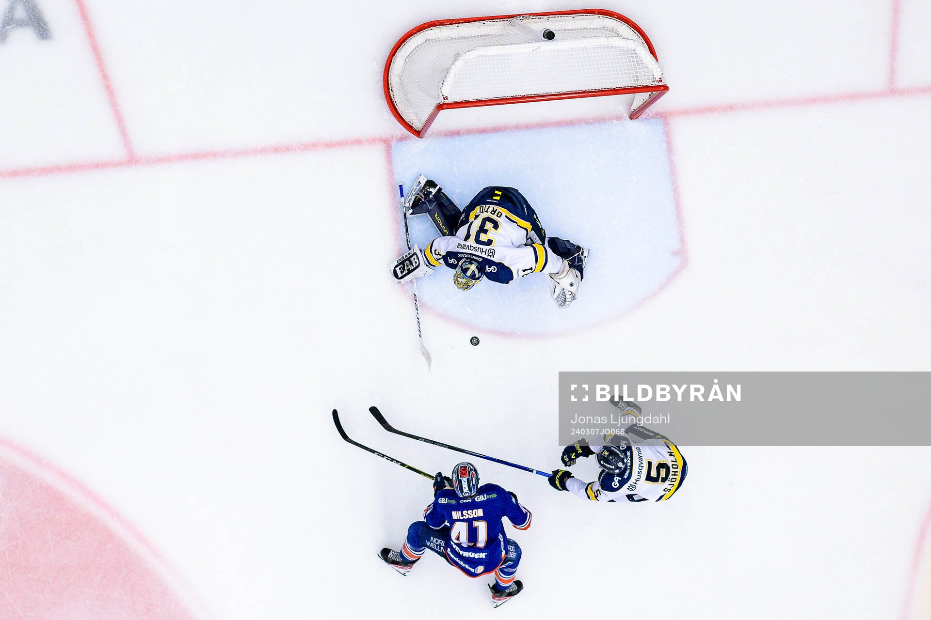 Växjös Ludvig Nilsson, HV71s målvakt Joni Ortio och
