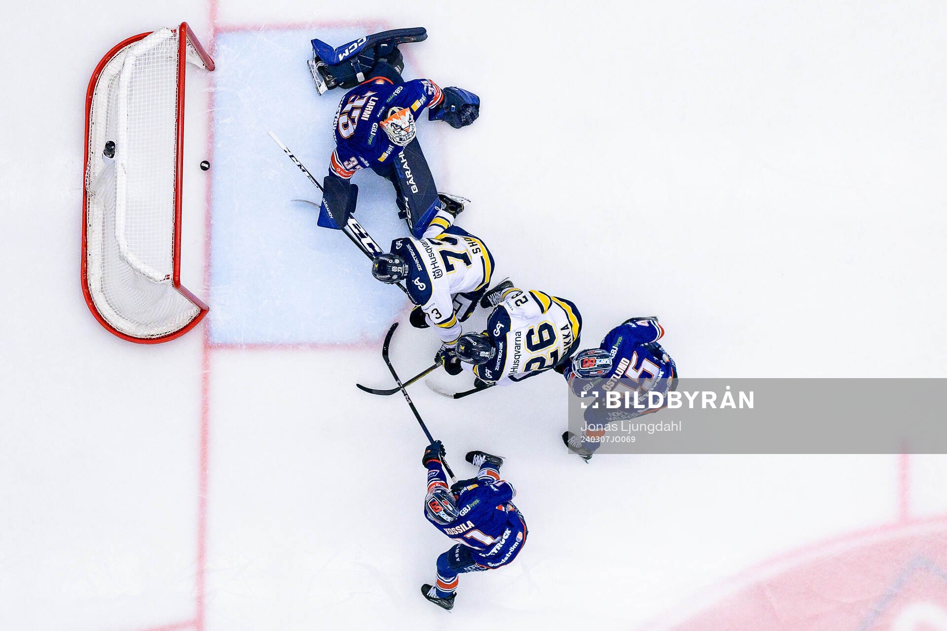 HV71s Nicholas Shore gör mål 0-1 bakom Växjös målvakt