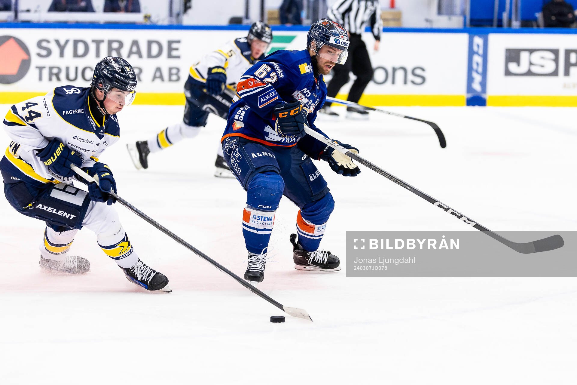 HV71s Hugo Fransson och Växjös Manuel Ågren