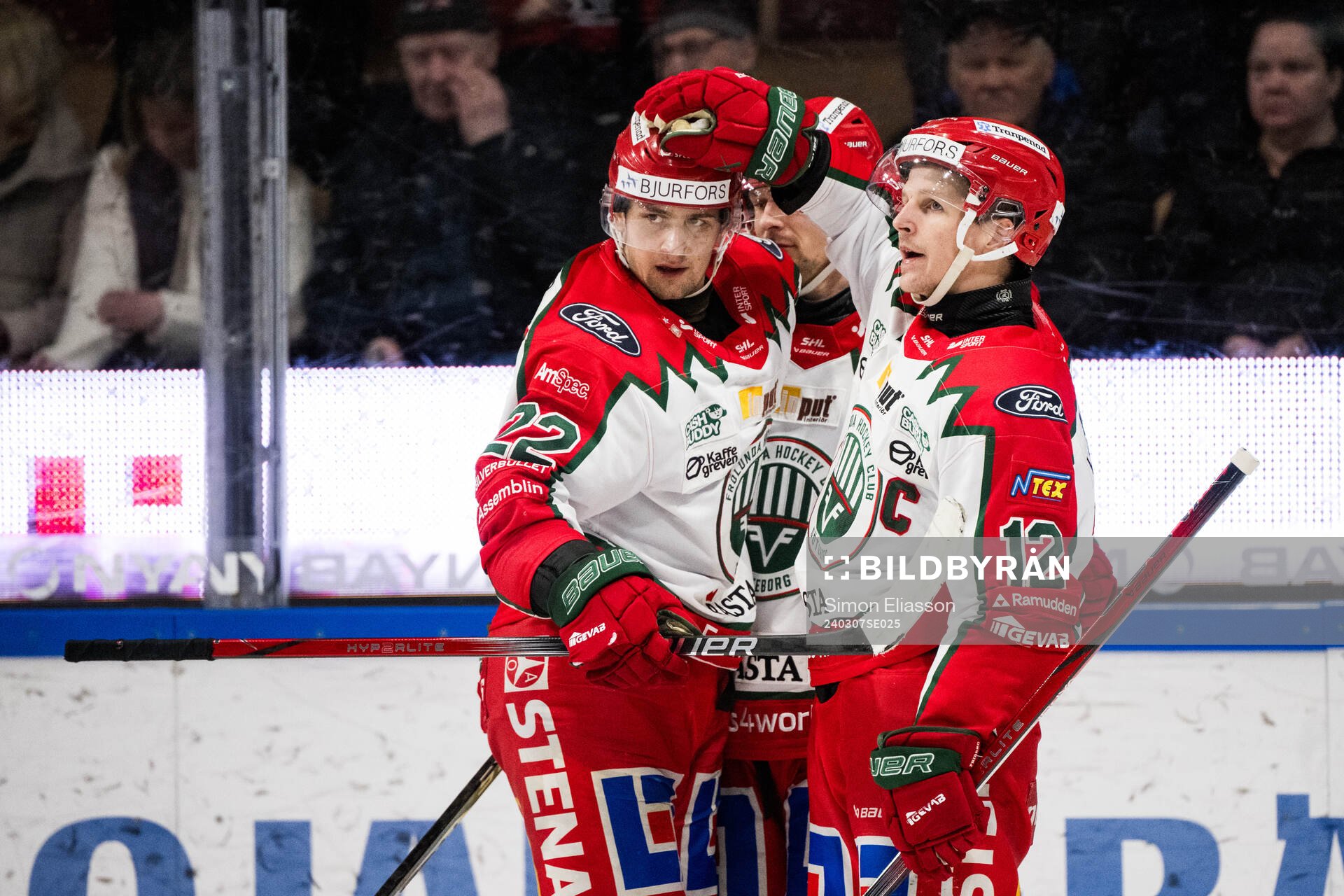 Frölundas Linus Nässen och Max Friberg jublar