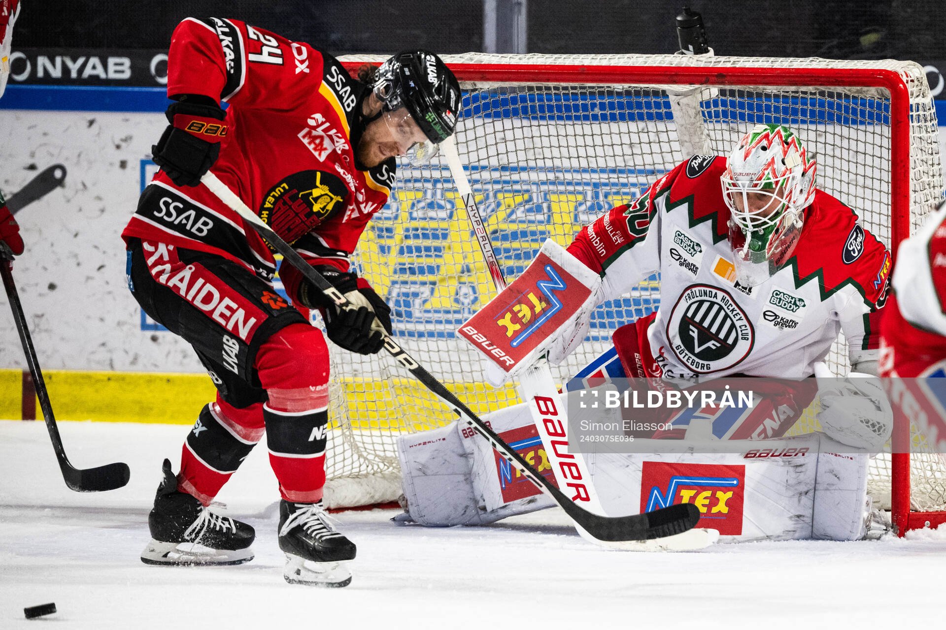 Luleås Brendan Shinnimin och Frölundas målvakt Frans