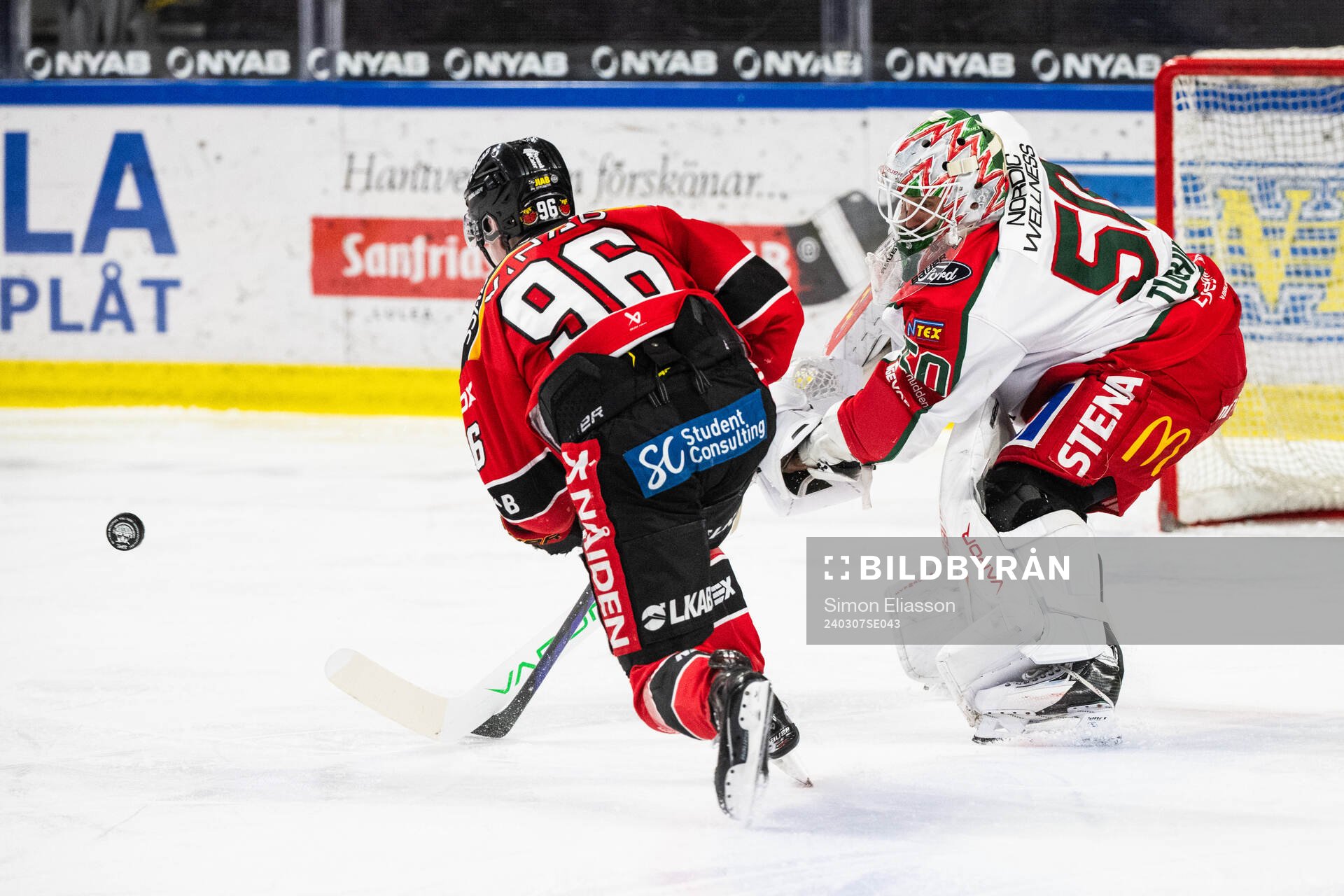 Luleås Pontus Andreasson och Frölundas målvakt Frans