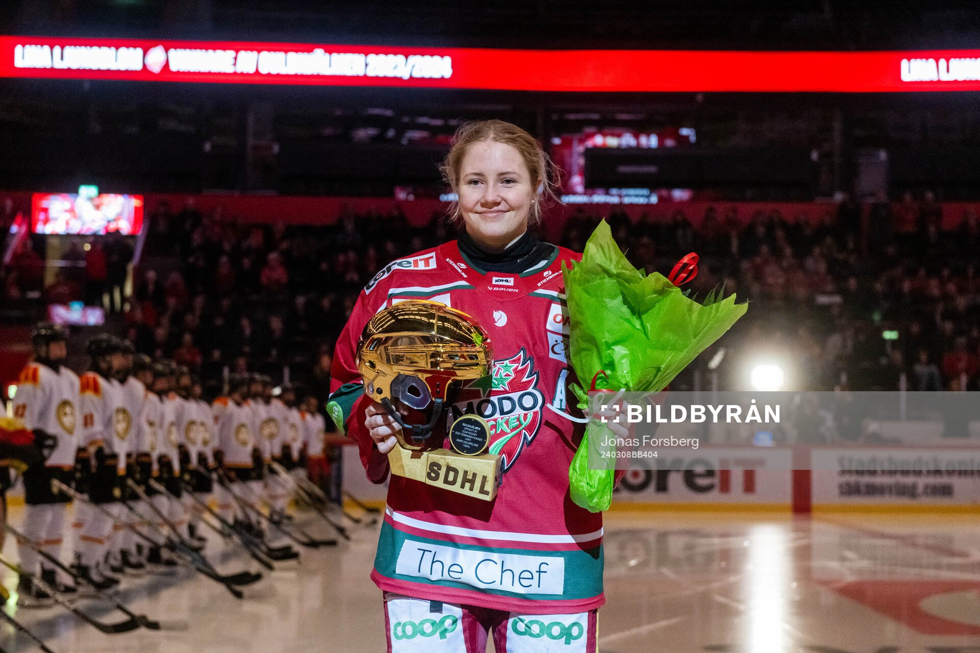 MoDos Lina Ljungblom tar emot priset Guldhjälmen