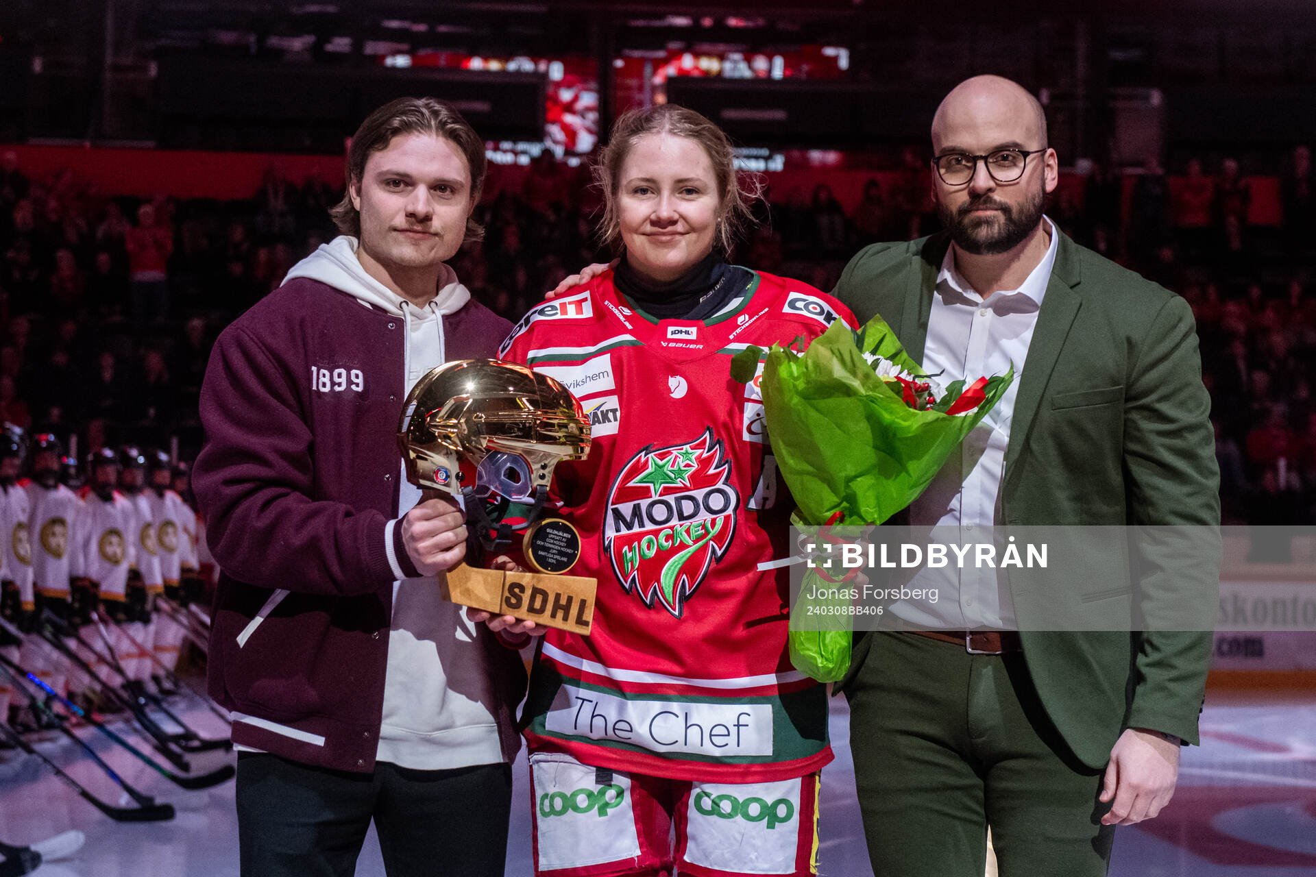 MoDos Lina Ljungblom tar emot priset Guldhjälmen