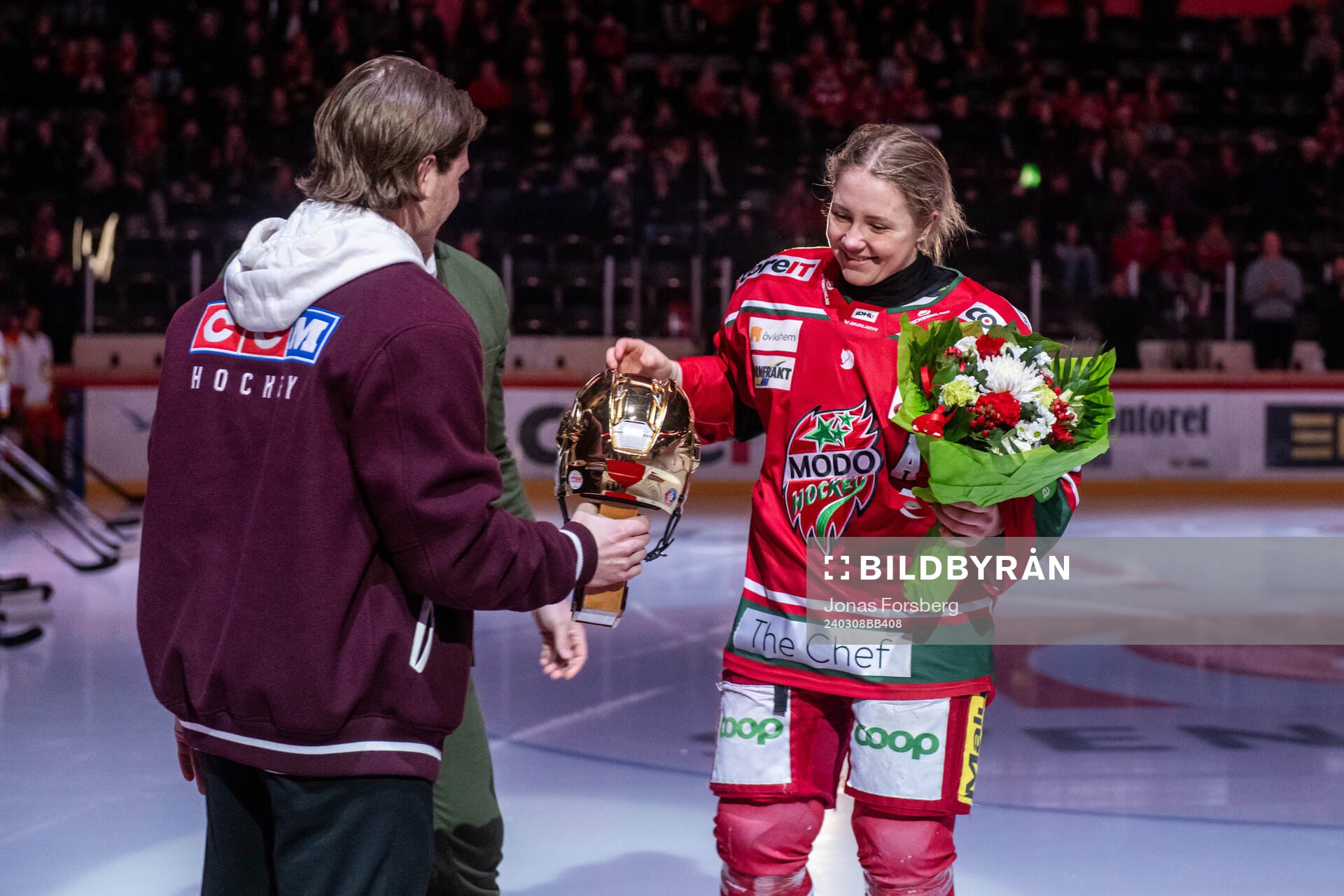 MoDos Lina Ljungblom tar emot priset Guldhjälmen