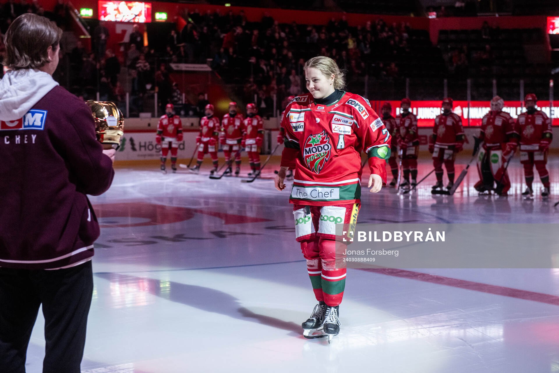 MoDos Lina Ljungblom tar emot priset Guldhjälmen
