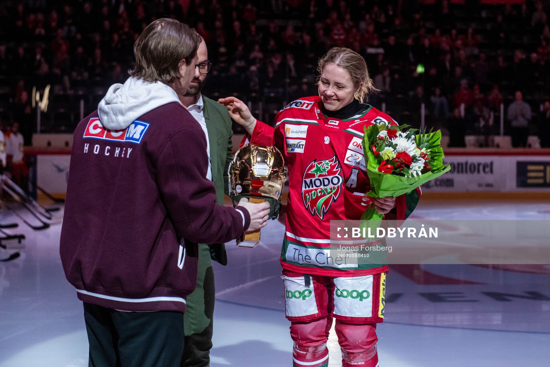 MoDos Lina Ljungblom tar emot priset Guldhjälmen