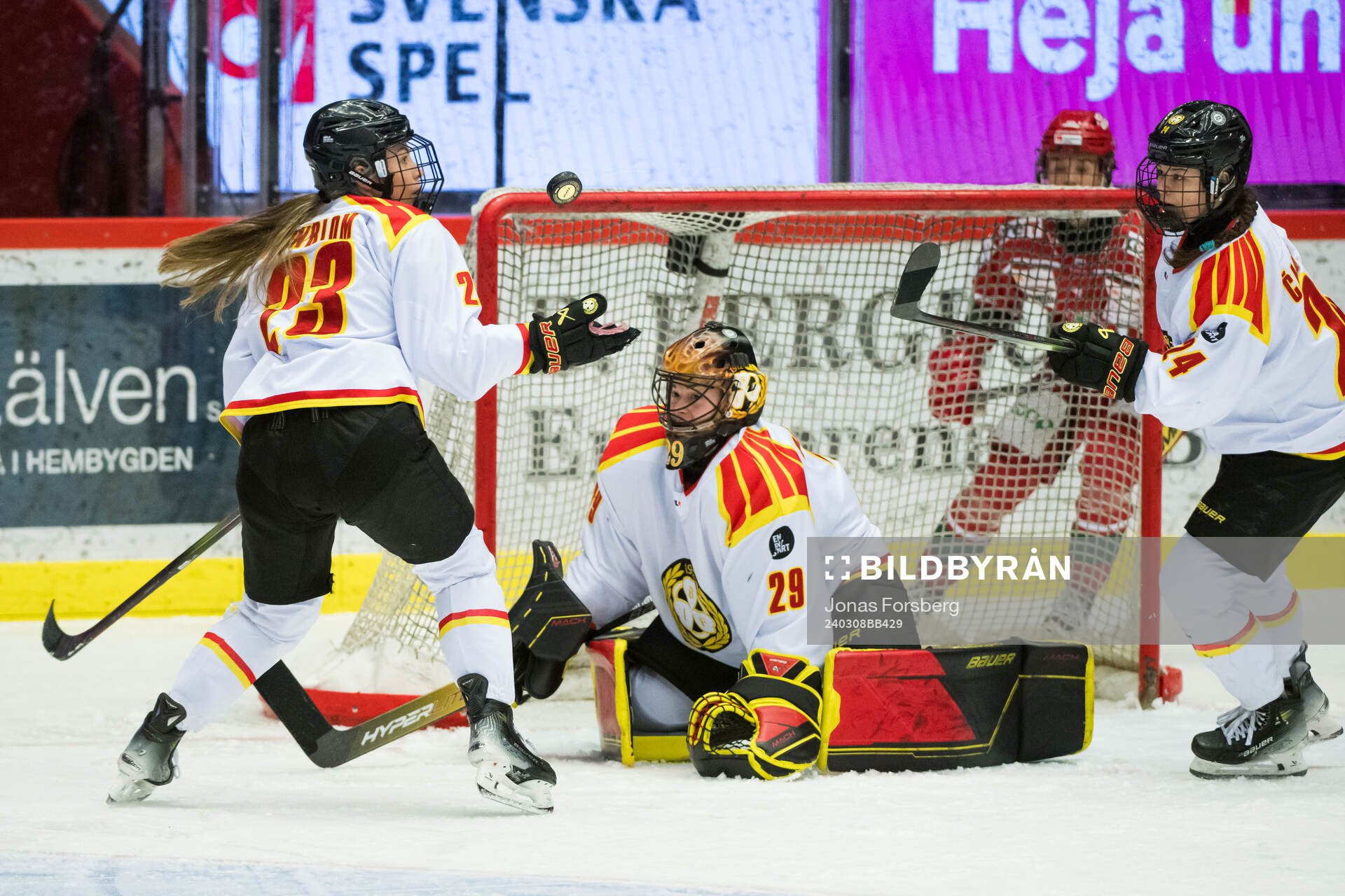 Brynäs målvakt Klara Peslarova, Moa Wernblom och Sara