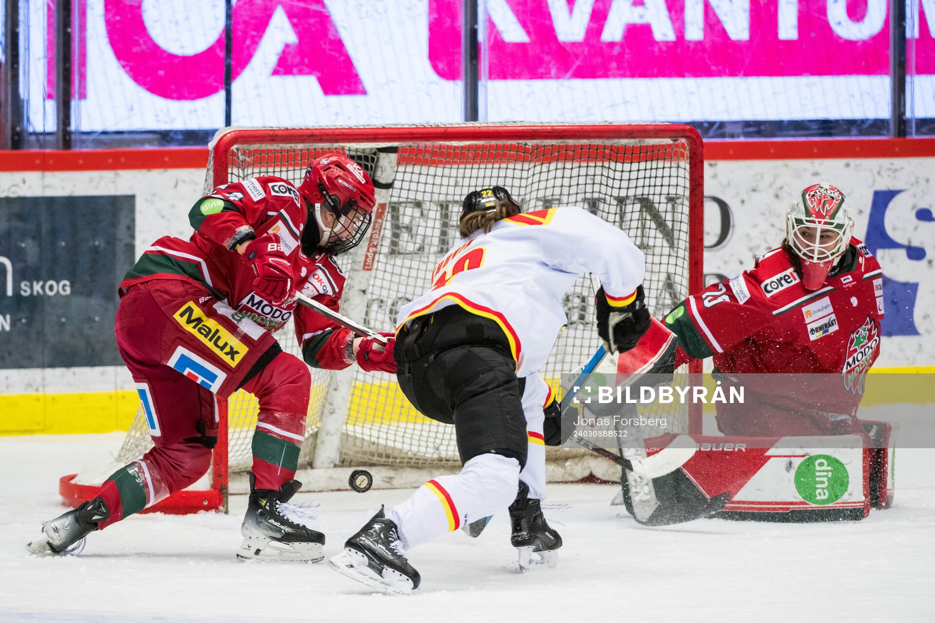 Brynäs Hanna Thuvik gör 2-2 bakom Modos målvakt Andrea