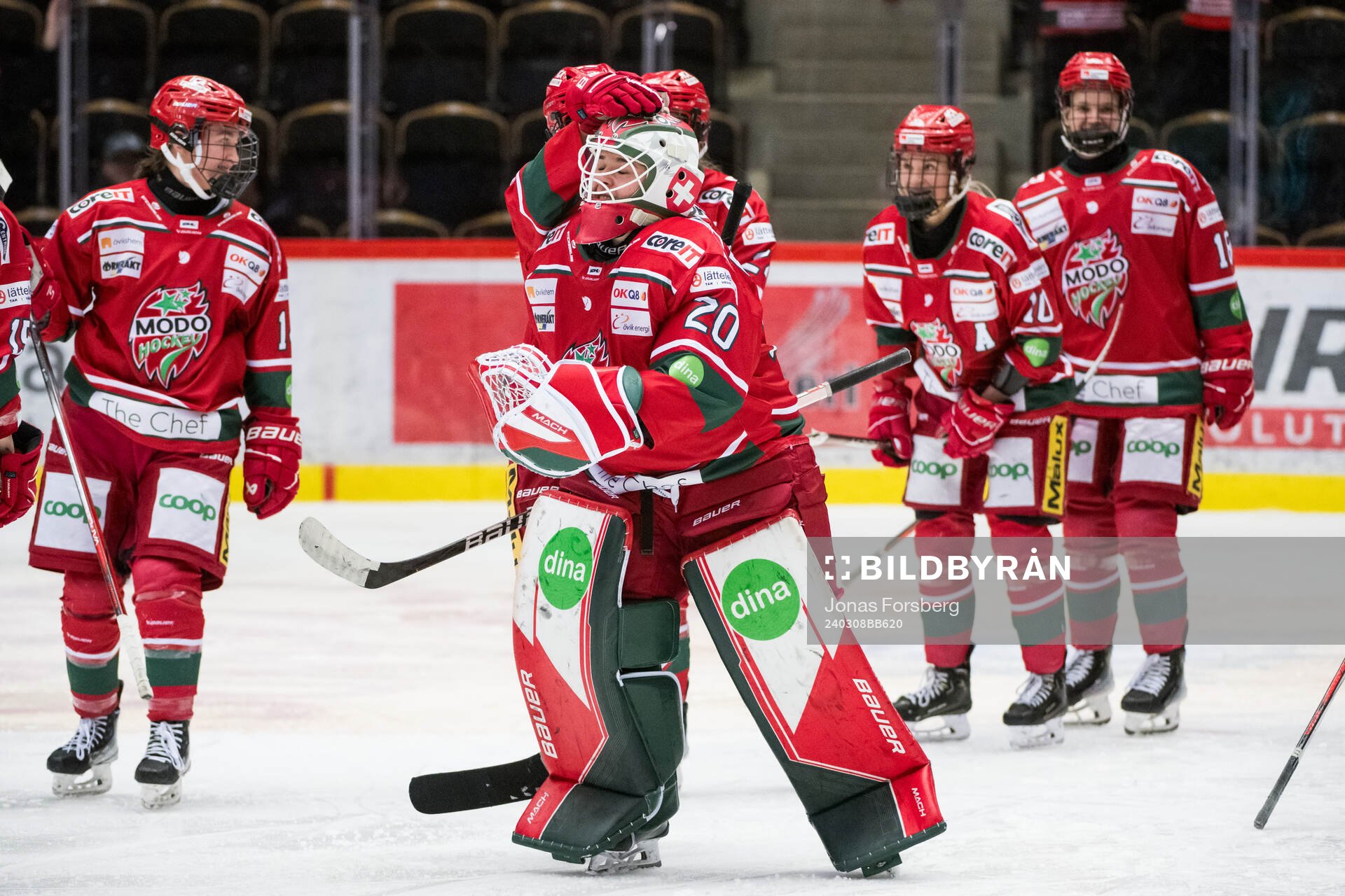 Modos målvakt Andrea Brändli jublar