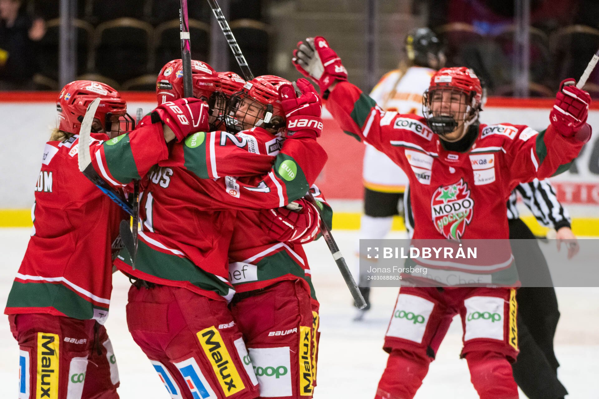 Modos Anna Andersson jublar med lagkamrater