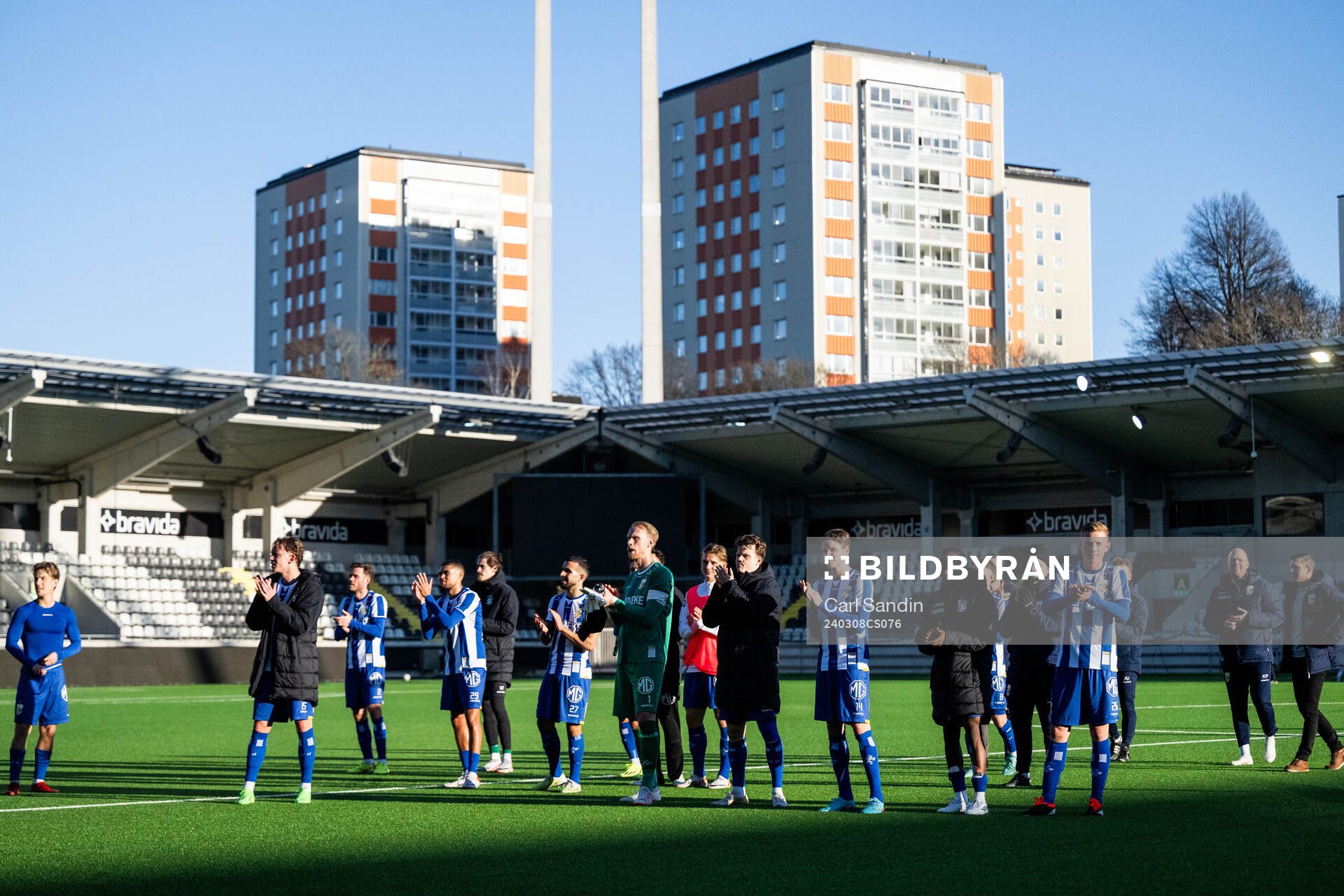 IFK Göteborgs spelare tackar supportrarna