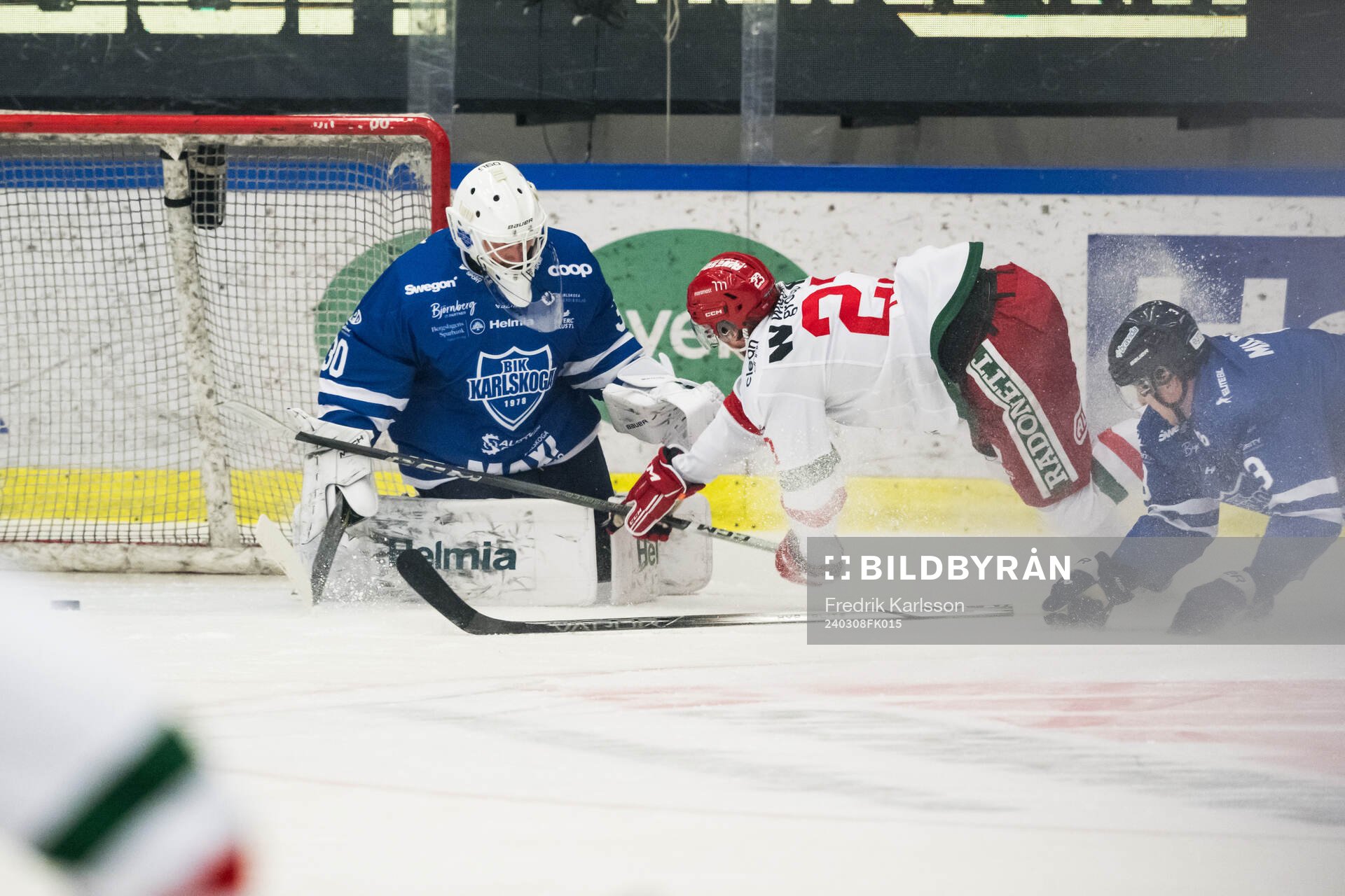 Karlskogas målvakt Victor Brattström och Moras Chad Yetman