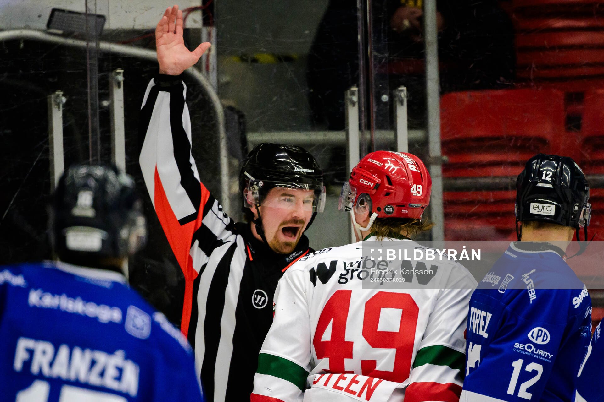 Domare Filip Granrud i samtal med Moras Noah Steen