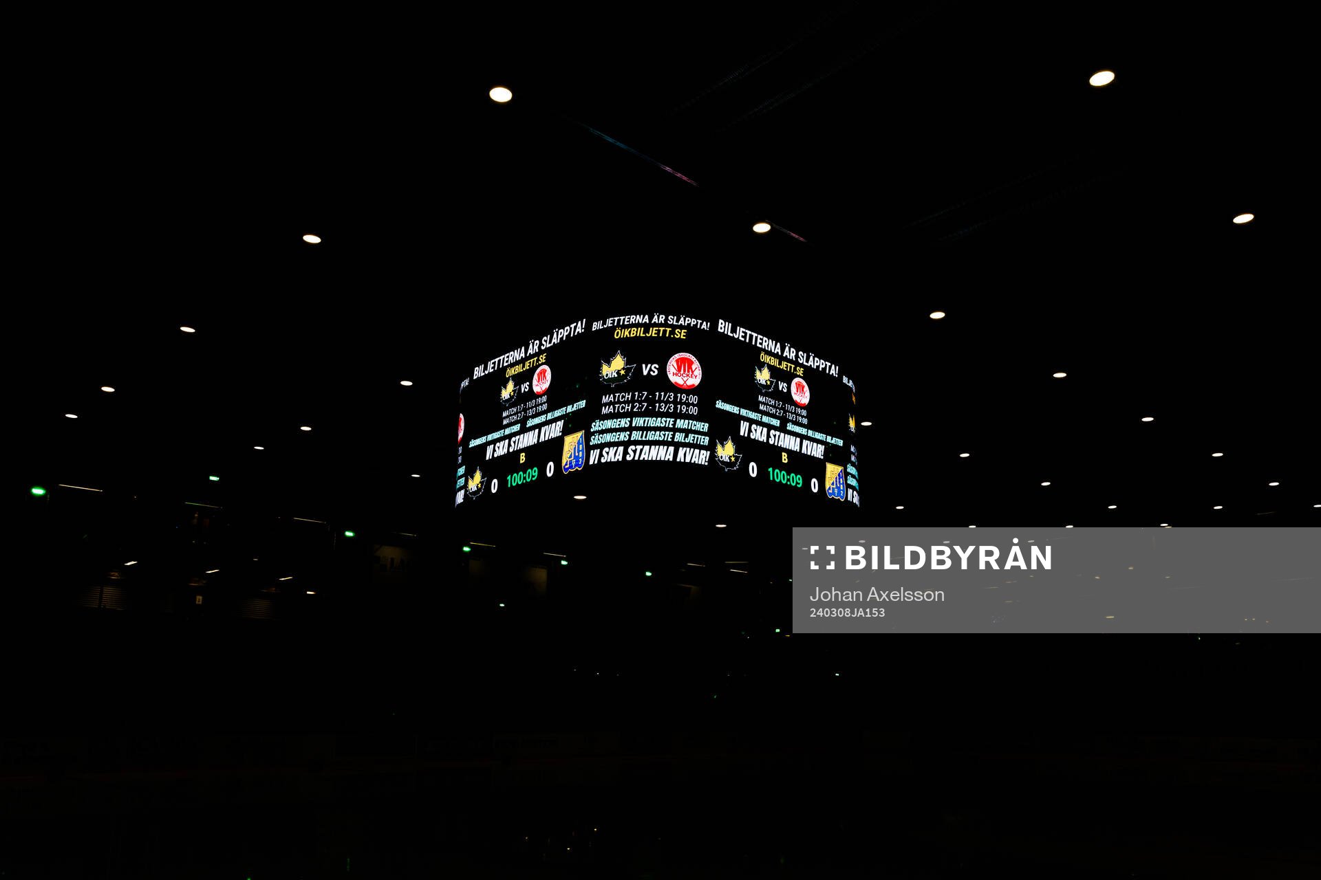 Jumbotronen i Östersund Arena med info om