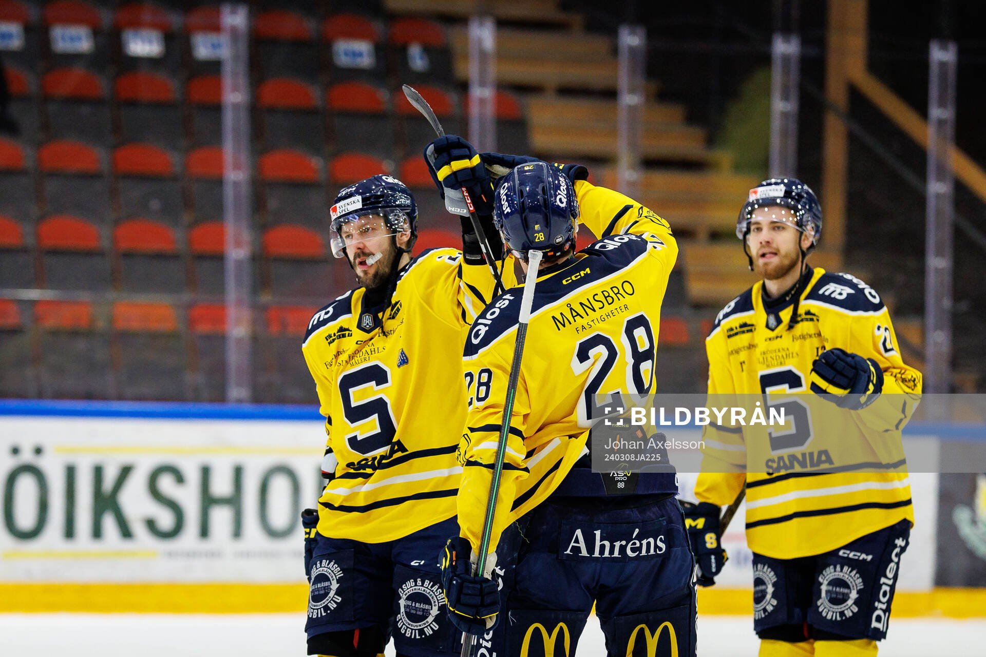 Södertäljes Marcus Eriksson och Emil Alba jublar