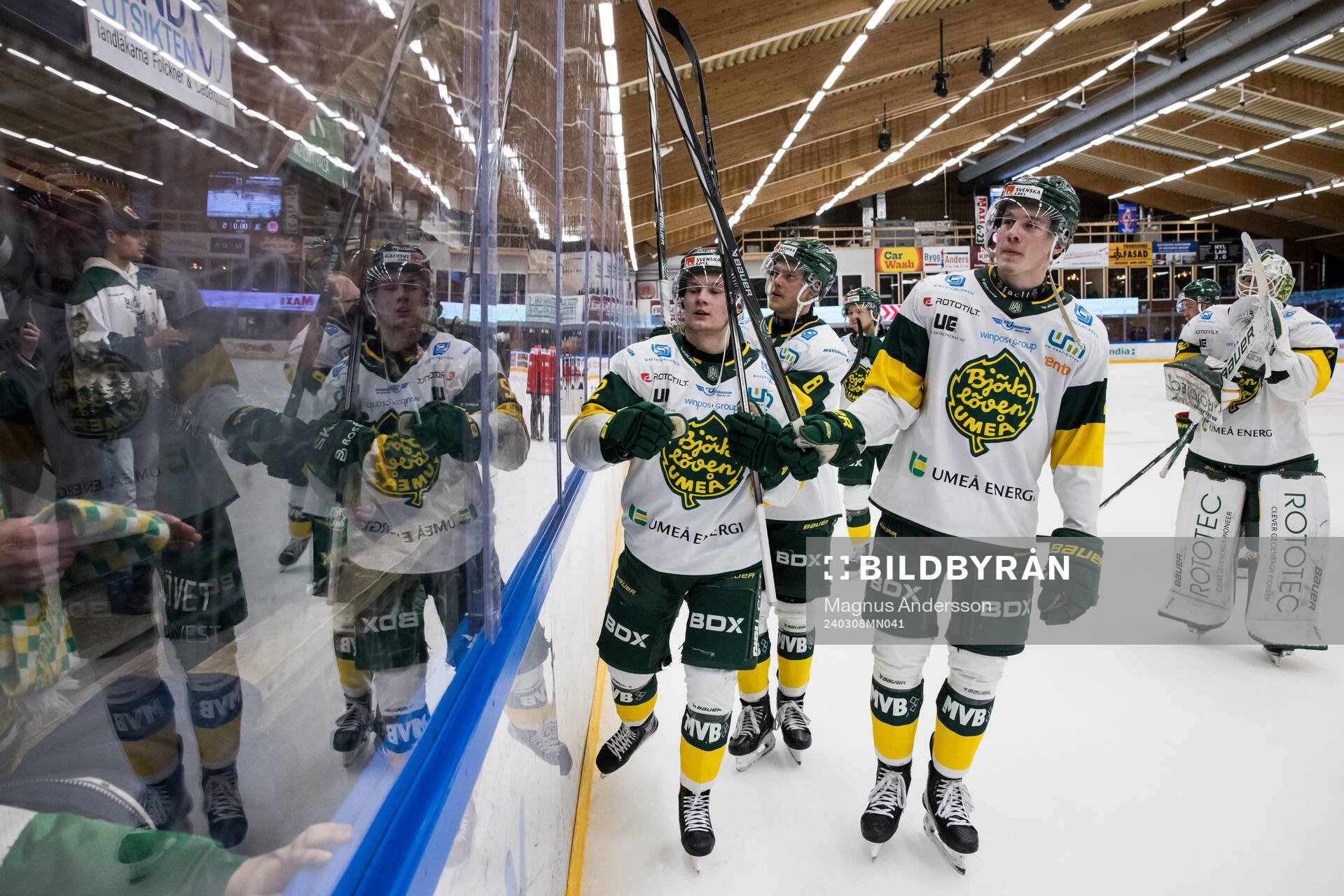 Björklövens spelare jublar