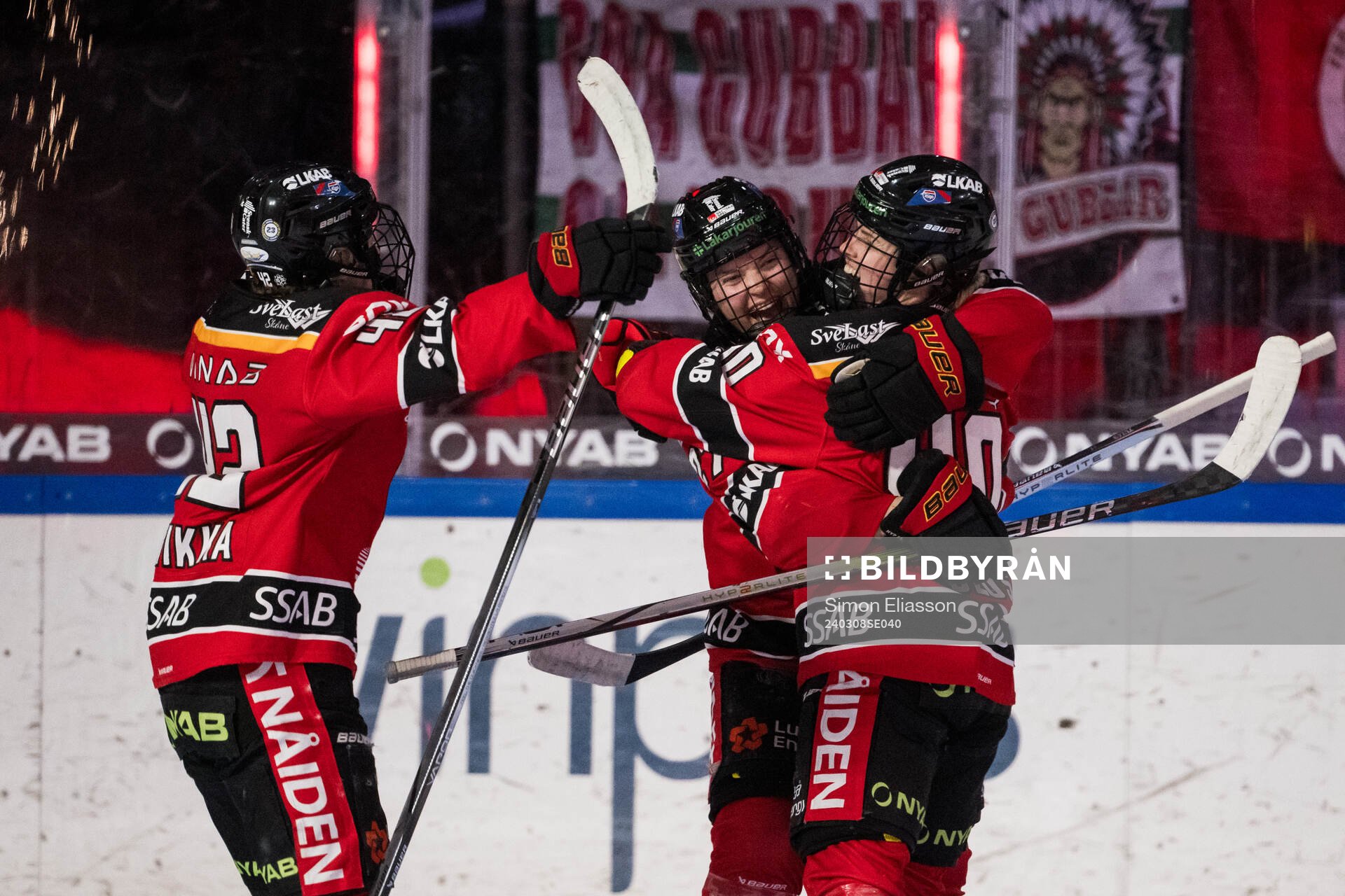 Luleås Jaycee Magwood jublar med Noora Tulus som gjort 5-1